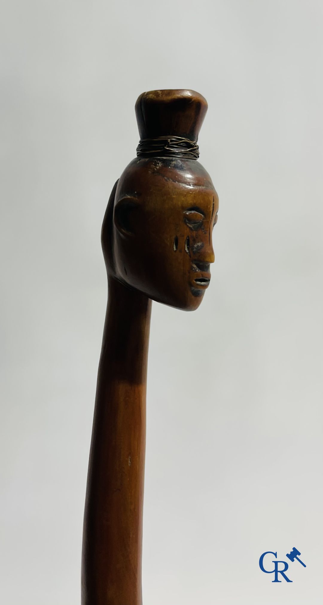 Art africain: Un bâton en bois sculpté.