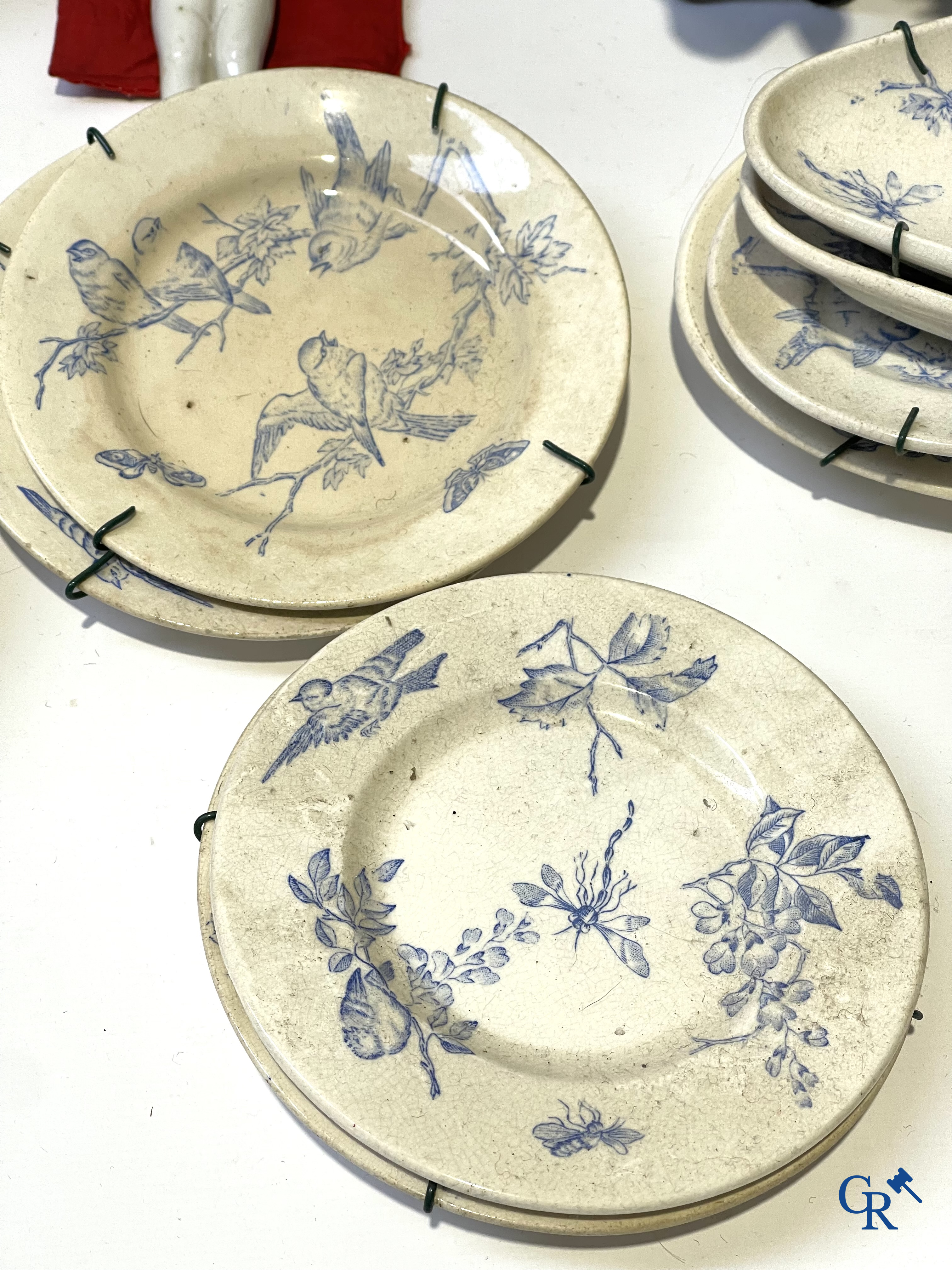 Vieux jouets, Grand lot avec différentes poupées anciennes et objets de collection.