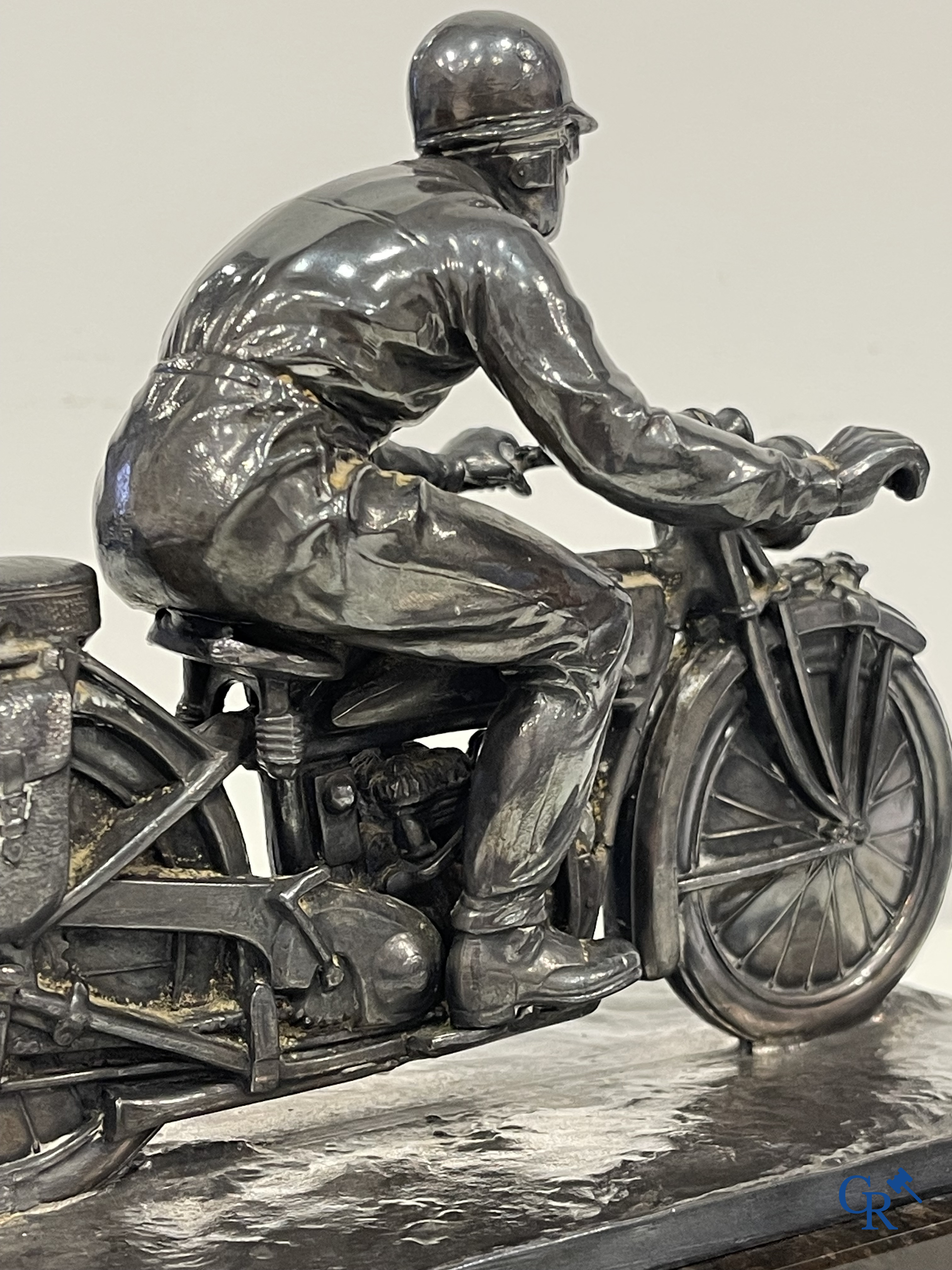 Een verzilverde motorfiets race trofee gemodelleerd als een motorrijder in outfit uit de tijd. Circa 1930.