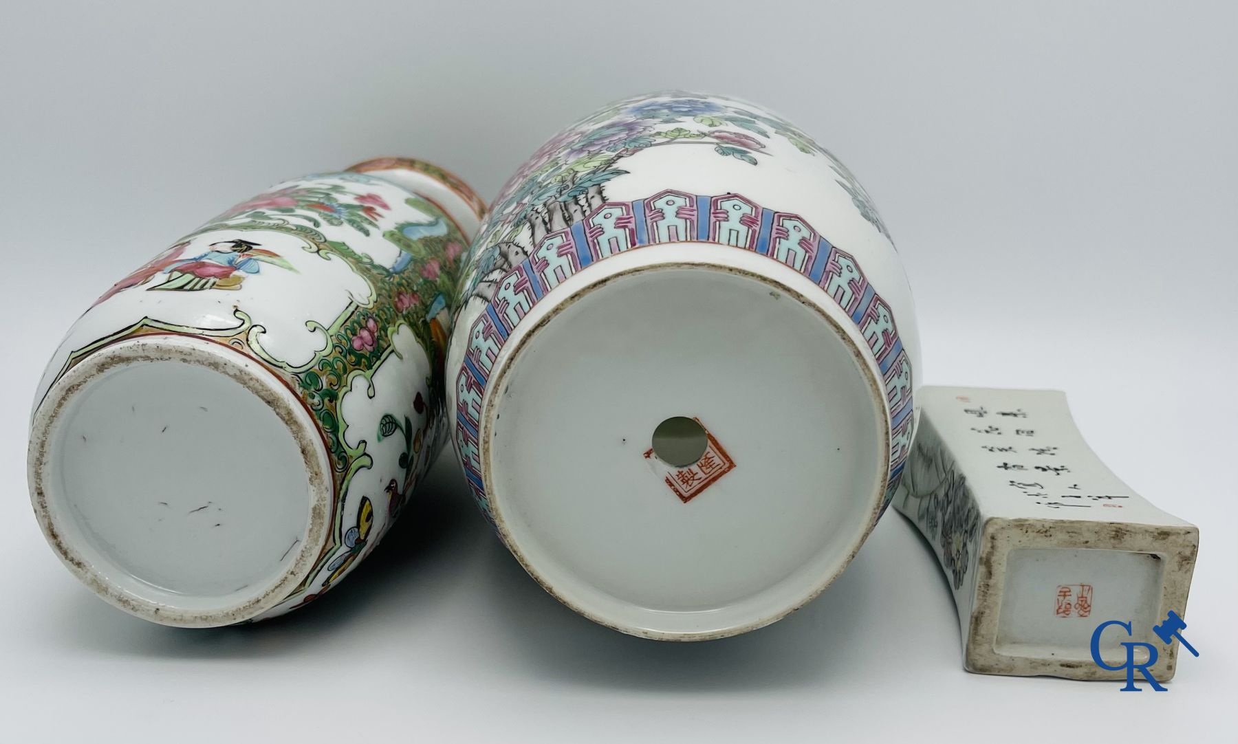 Asian Art: Beautiful lot of Chinese porcelain.