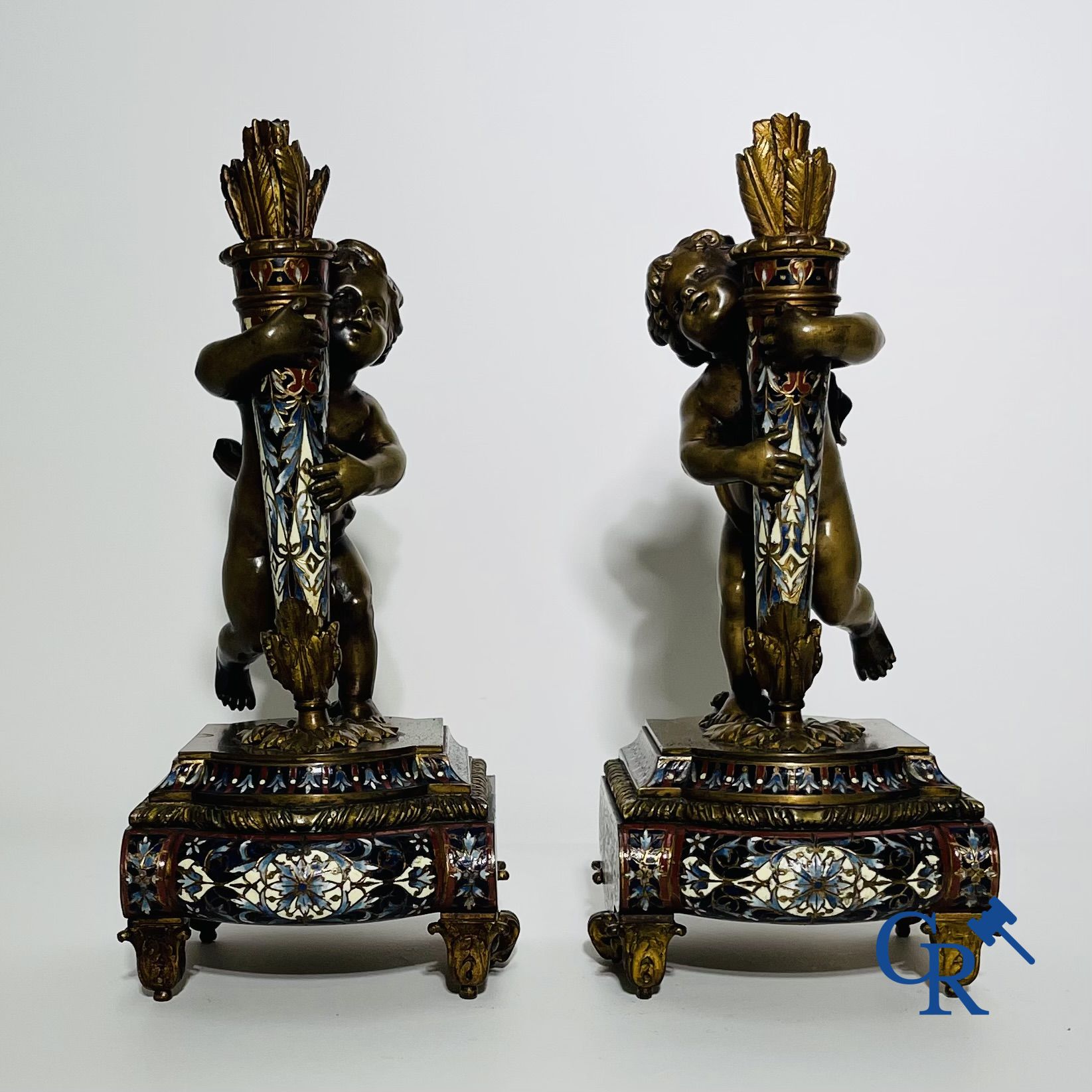 Bronzes/Sculptures: Paire d'objets décoratifs en bronze et émaux champlevés.