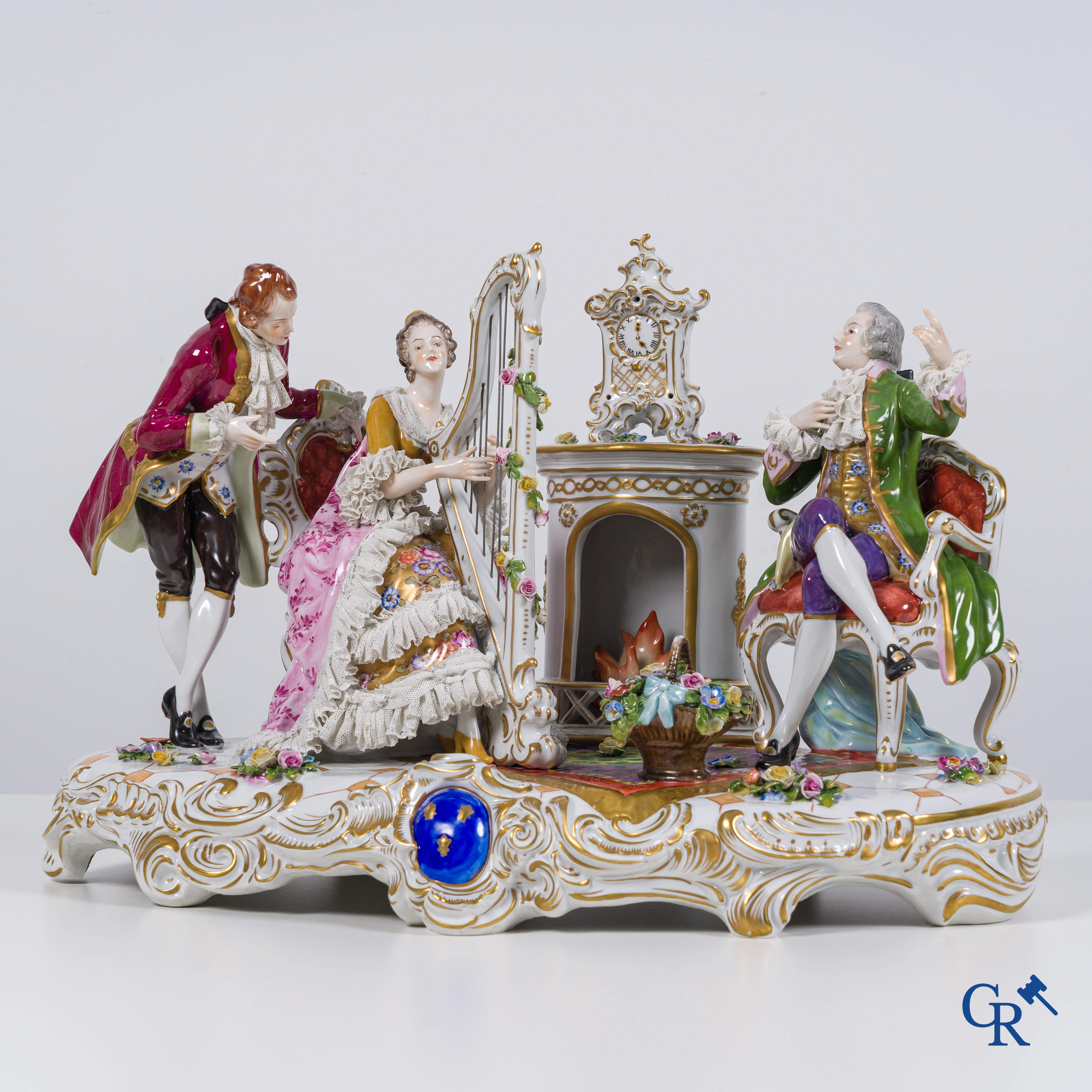 Volkstedt Rudolstadt, Grand groupe en porcelaine en dentelle, joueuse d'harpe dans un intérieur richement décoré. Marqué.