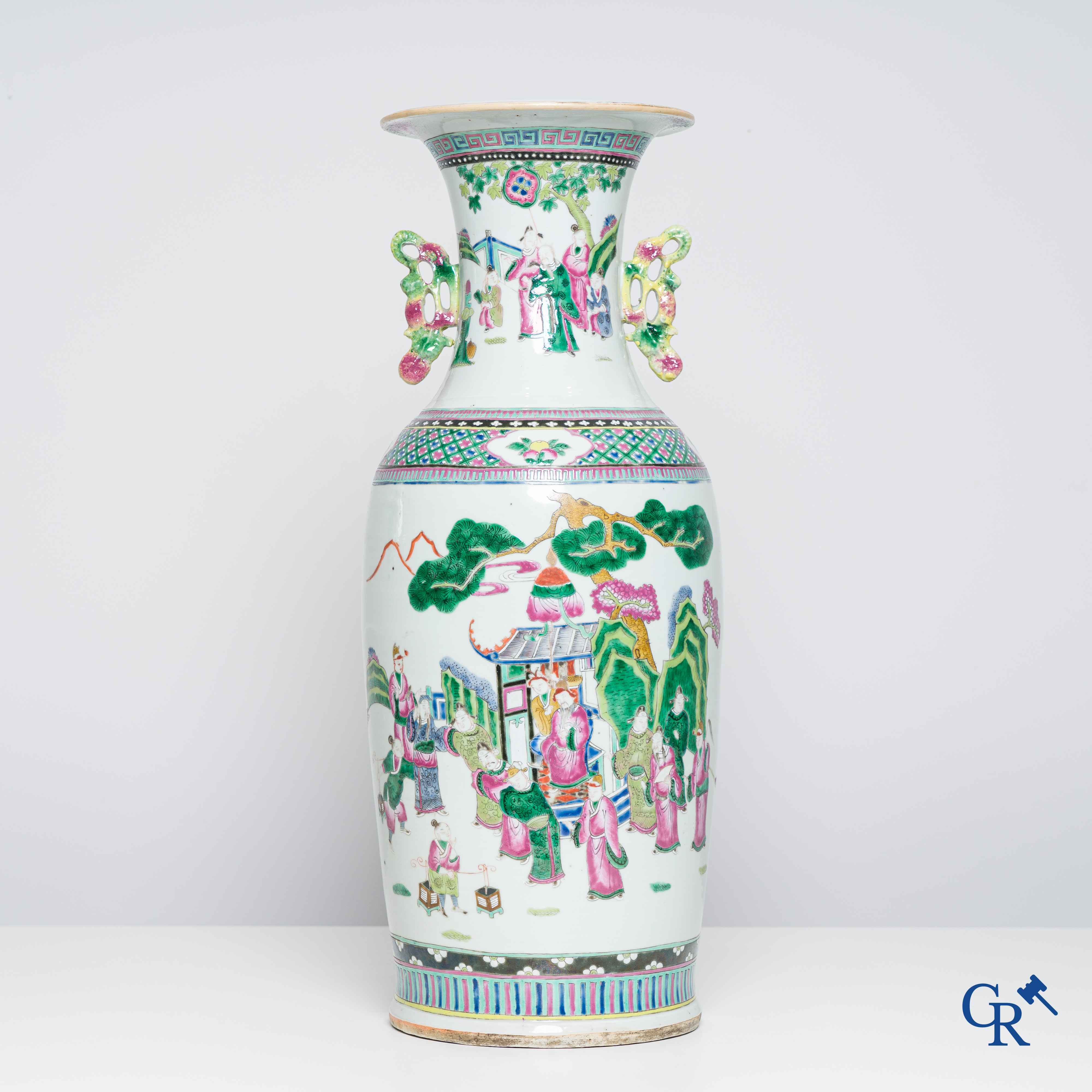 Art Asiatique: Porcelaine chinoise, un vase famille rose avec des personnages et un décor d'antiquités. 19ème siècle.