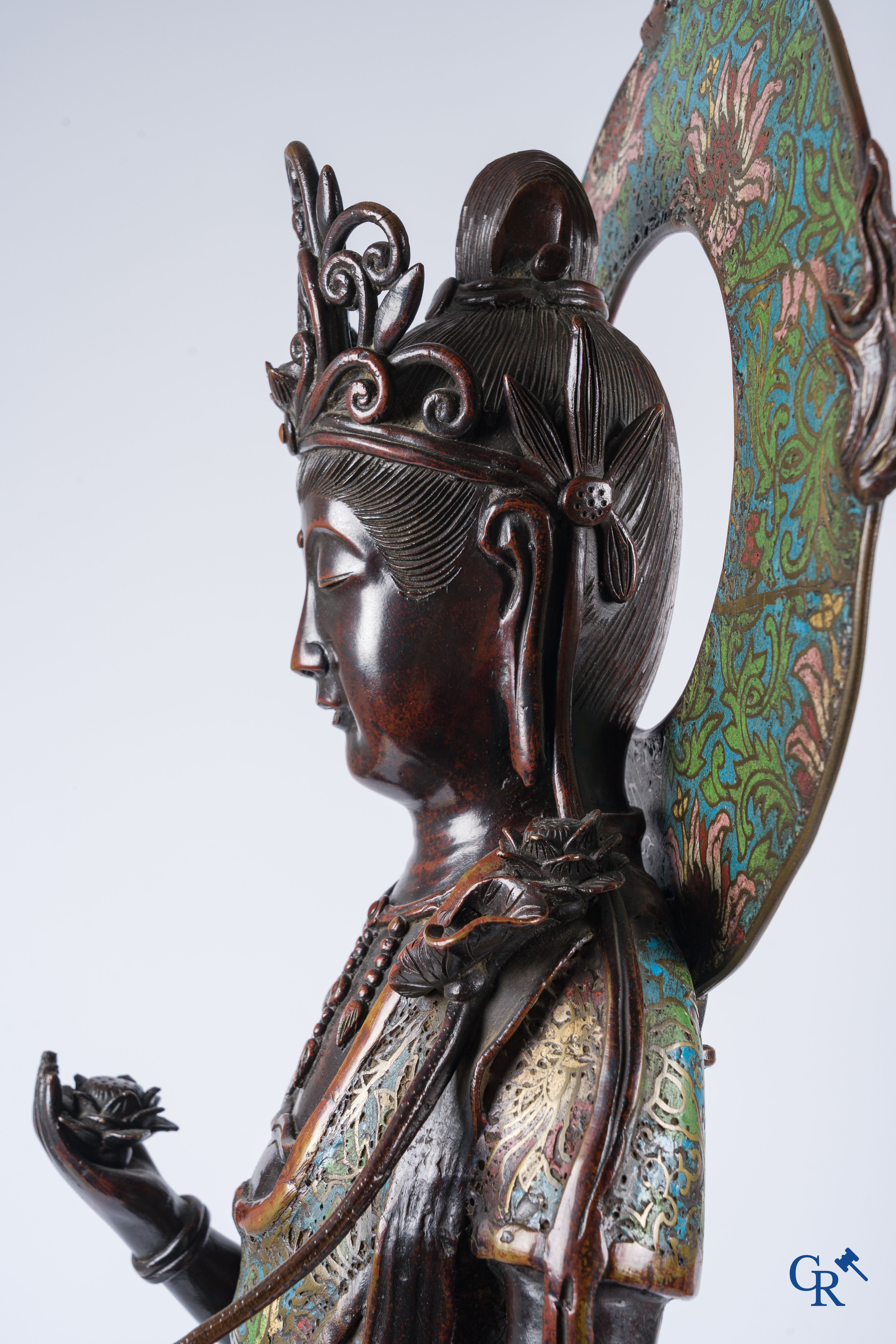 Aziatica, een grote Japanse champlevé bronzen figuur van een staande Guanyin. 19de eeuw.