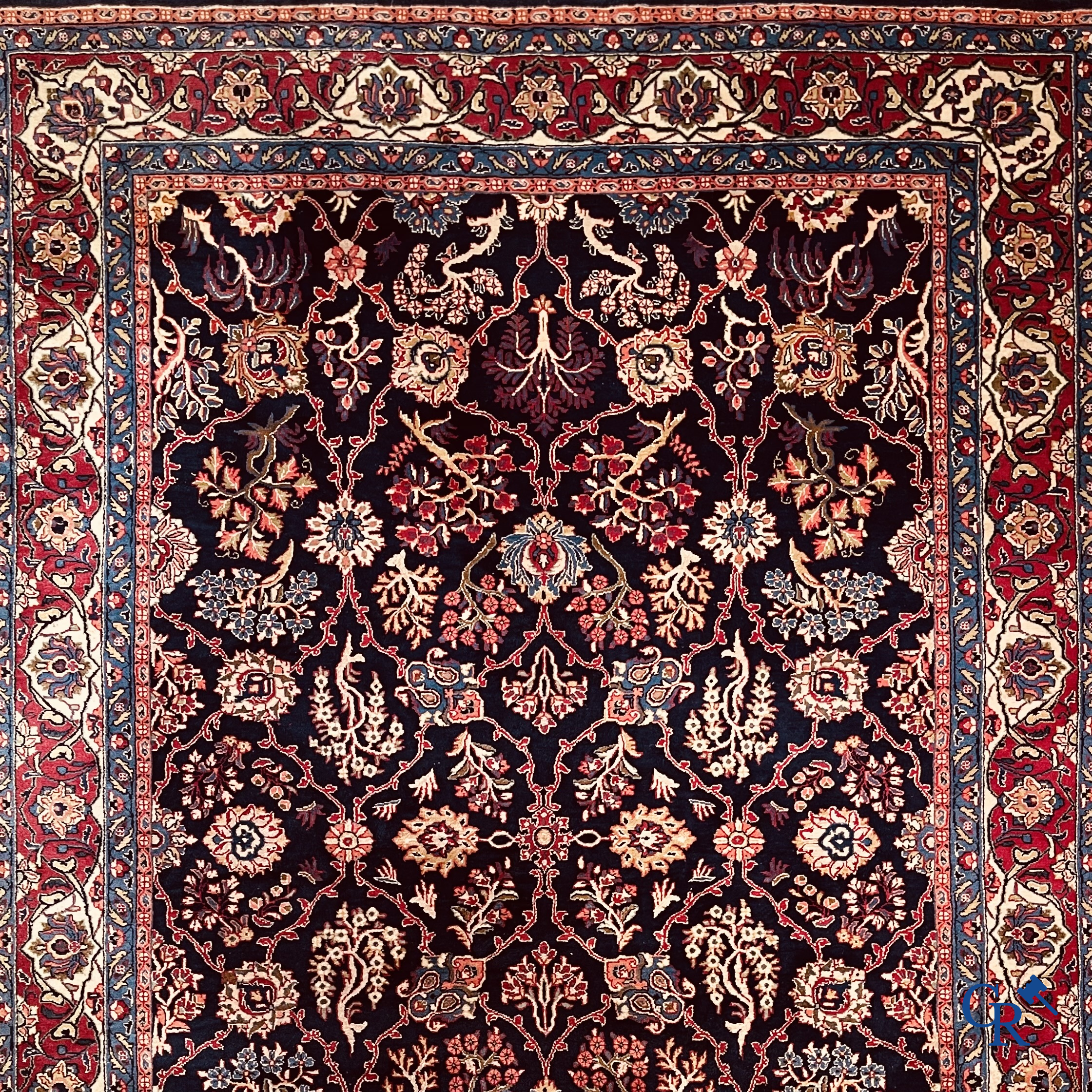 Tapis d'Orient. Iran. Grand tapis persan noué à la main avec un décor floral.