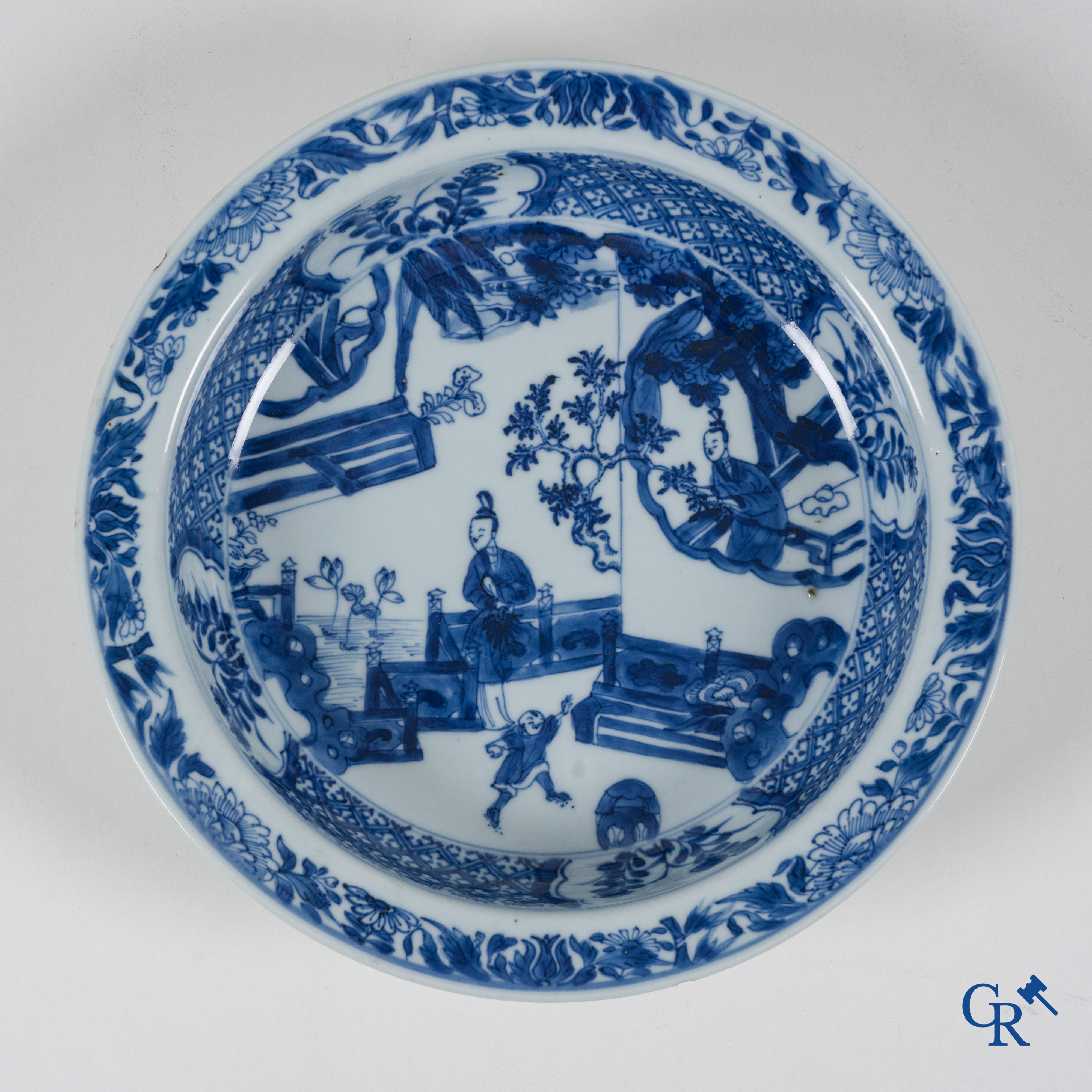 Aziatica, Chinees porselein. Een paar diepe schotels met hofdames in blauw wit porselein. Kangxi/Yongzheng periode.