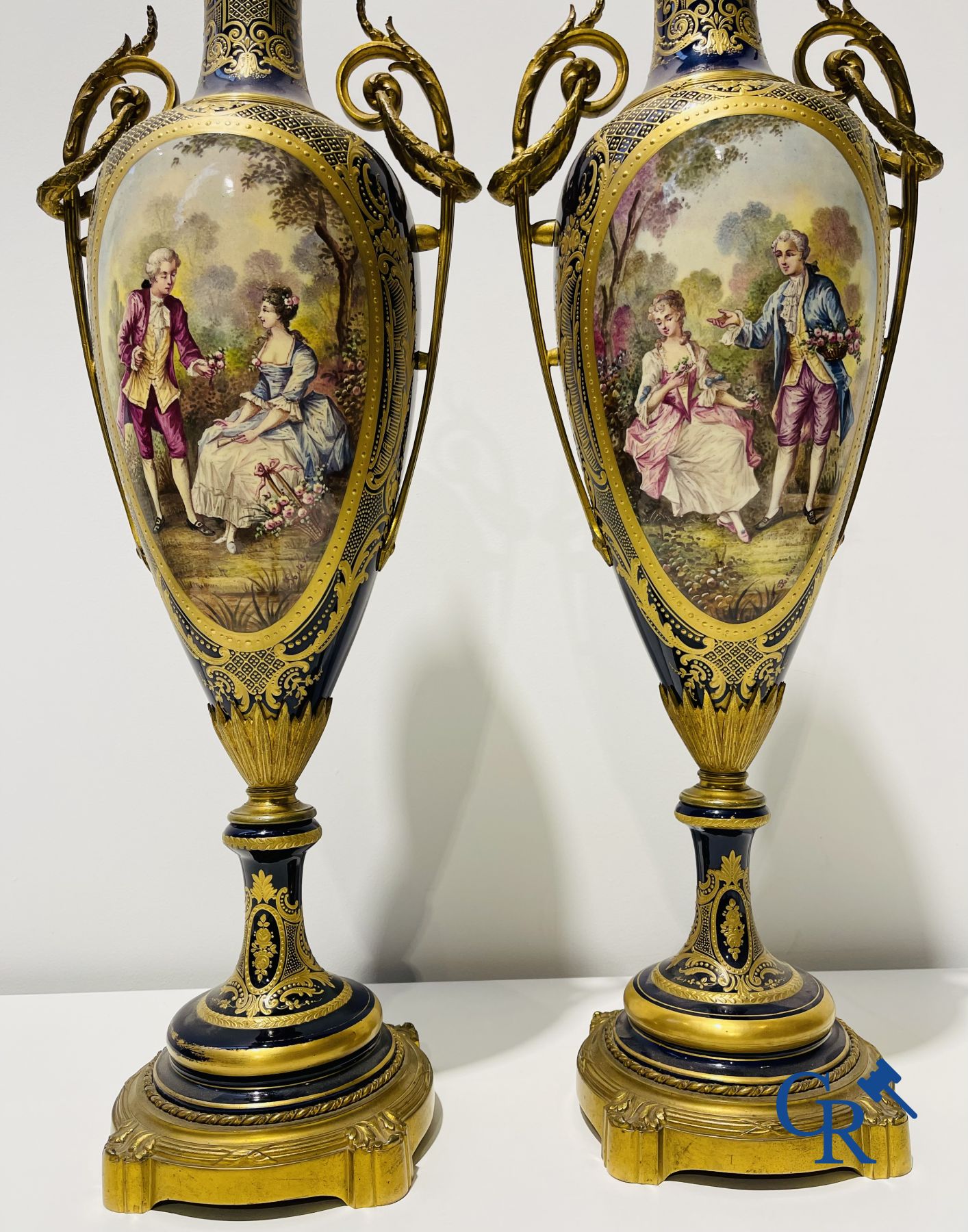 Sèvres : Poitevin. Paire de grands vases en faïence et montures en bronze avec des scènes romantiques. Style LXVI. XIXe-XXe siècle.