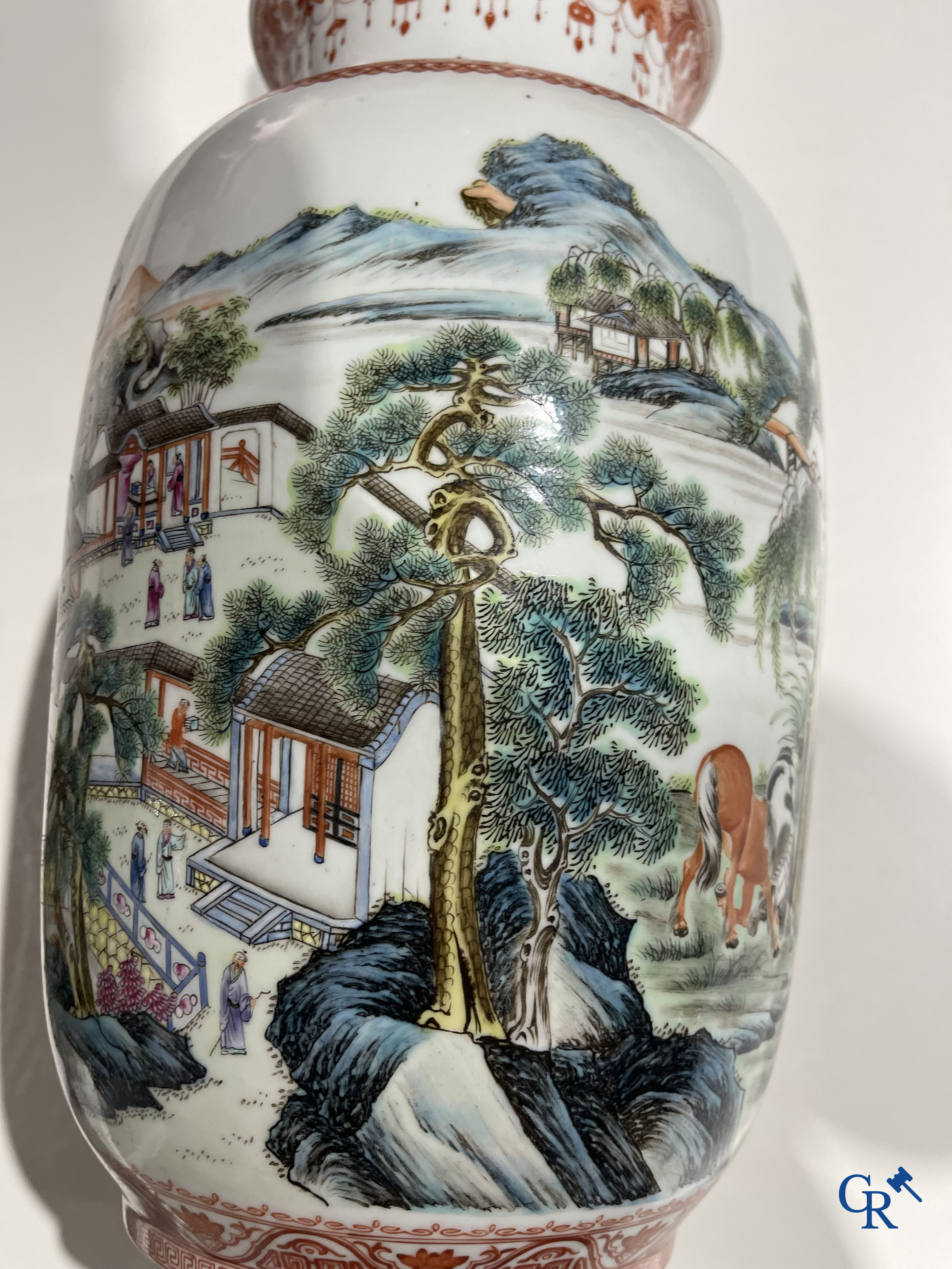 Art Asiatique, porcelaine chinoise. Une paire de vases chinois avec un décor de chevaux et de personnages.