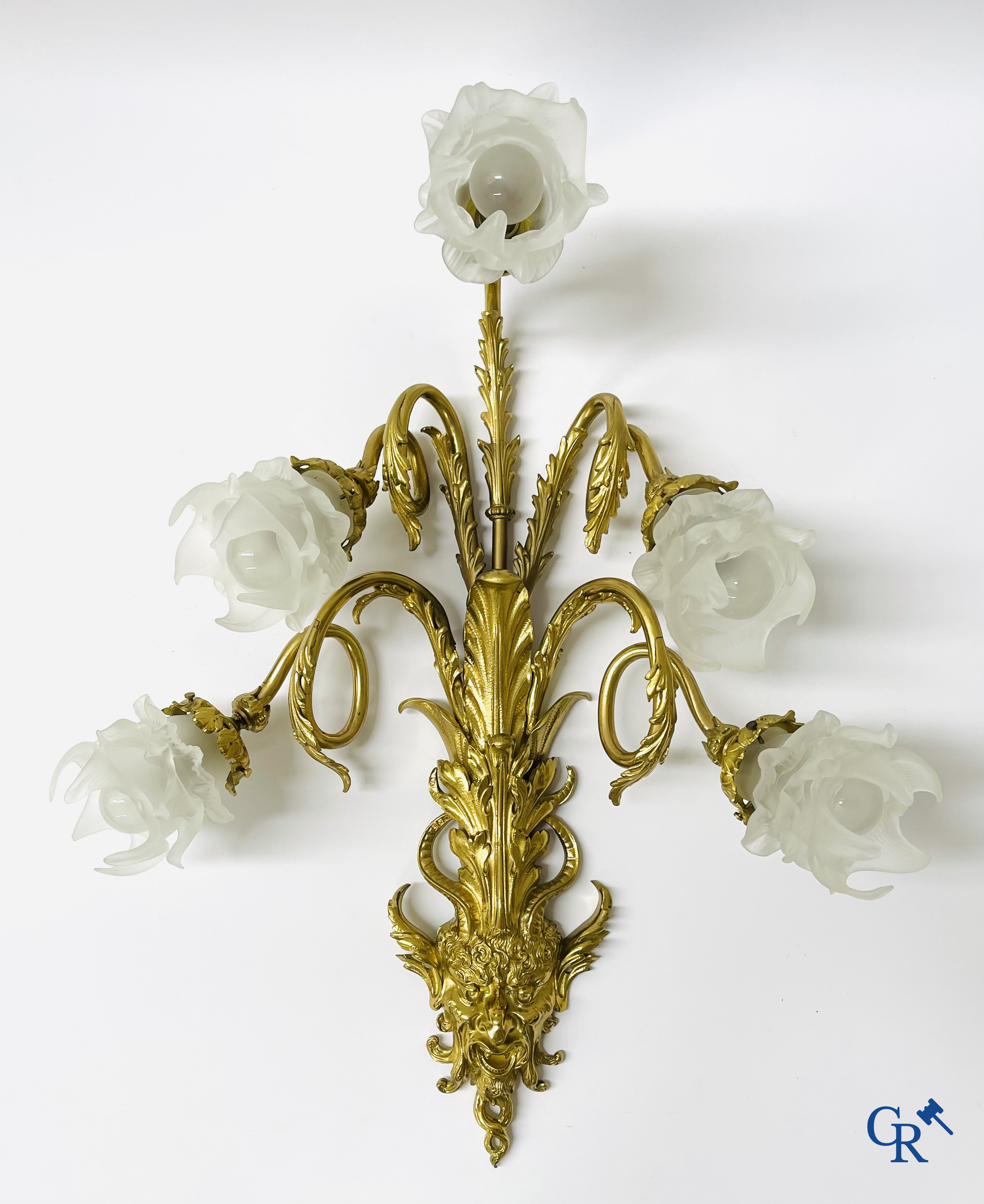 Une paire d'imposantes appliques murales en bronze avec chacune 5 bras de lumière et des têtes de sater. Style Napoléon III.