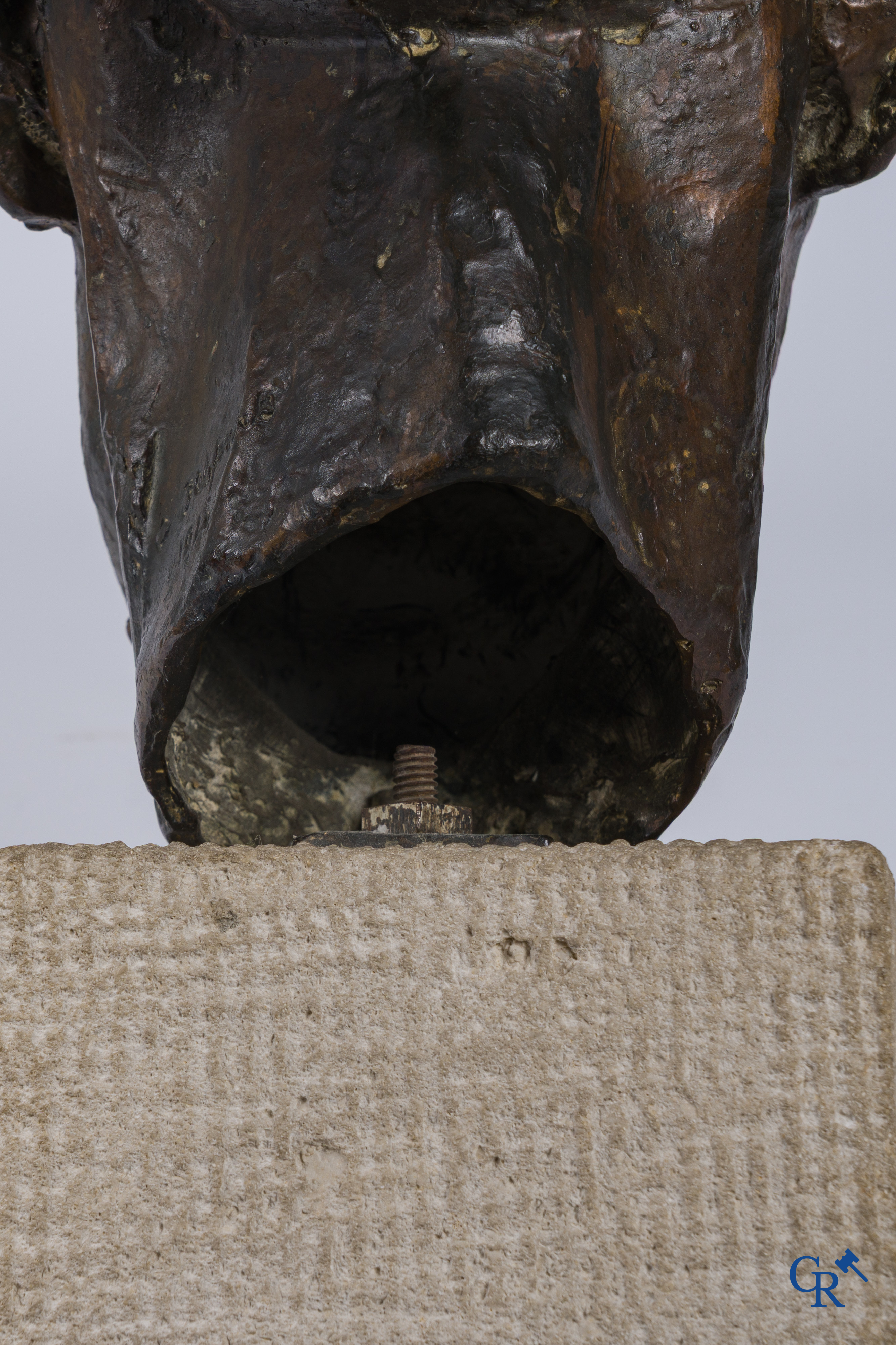 Oscar Jespers (1887-1970)(*) Portret van de schilder Walter Stevens. Brons op kalksteen. 1916.