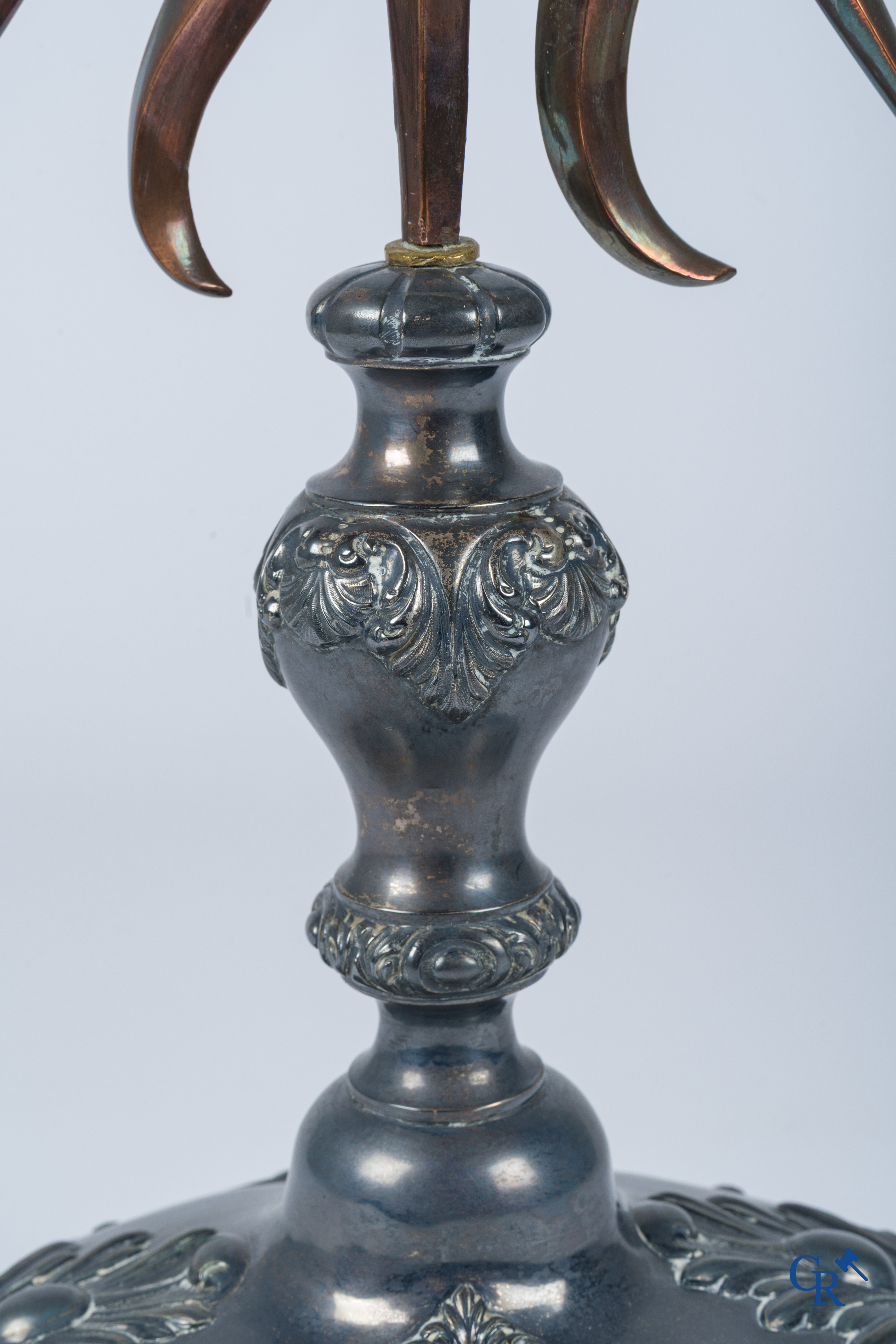 Objets religieux, un reliquaire en argent et laiton. Plusieurs poinçons, argent 2ème titre.