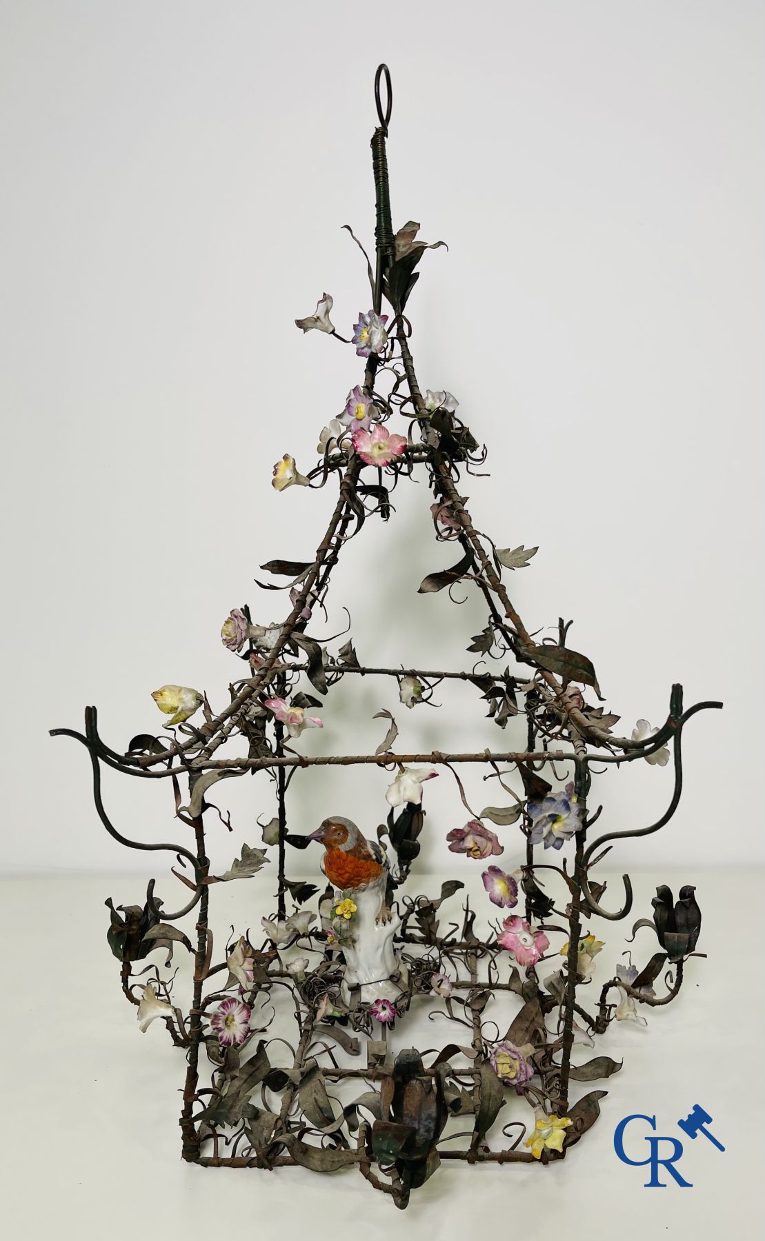 Lustre cage avec des fleurs et un oiseau en porcelaine polychrome dans le gout de Meissen ou Sèvres. XIXe siècle.