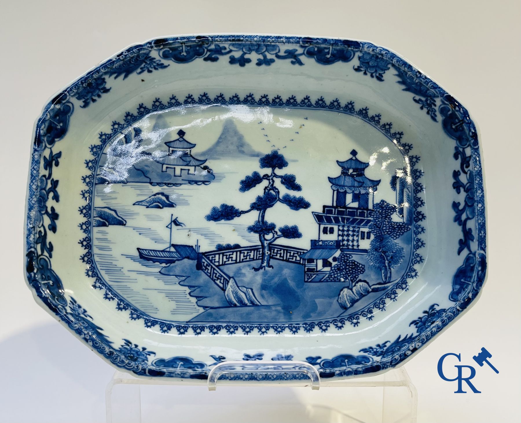 Chinese Porcelain: 2 tureens and a saucer in Chinese porcelain.