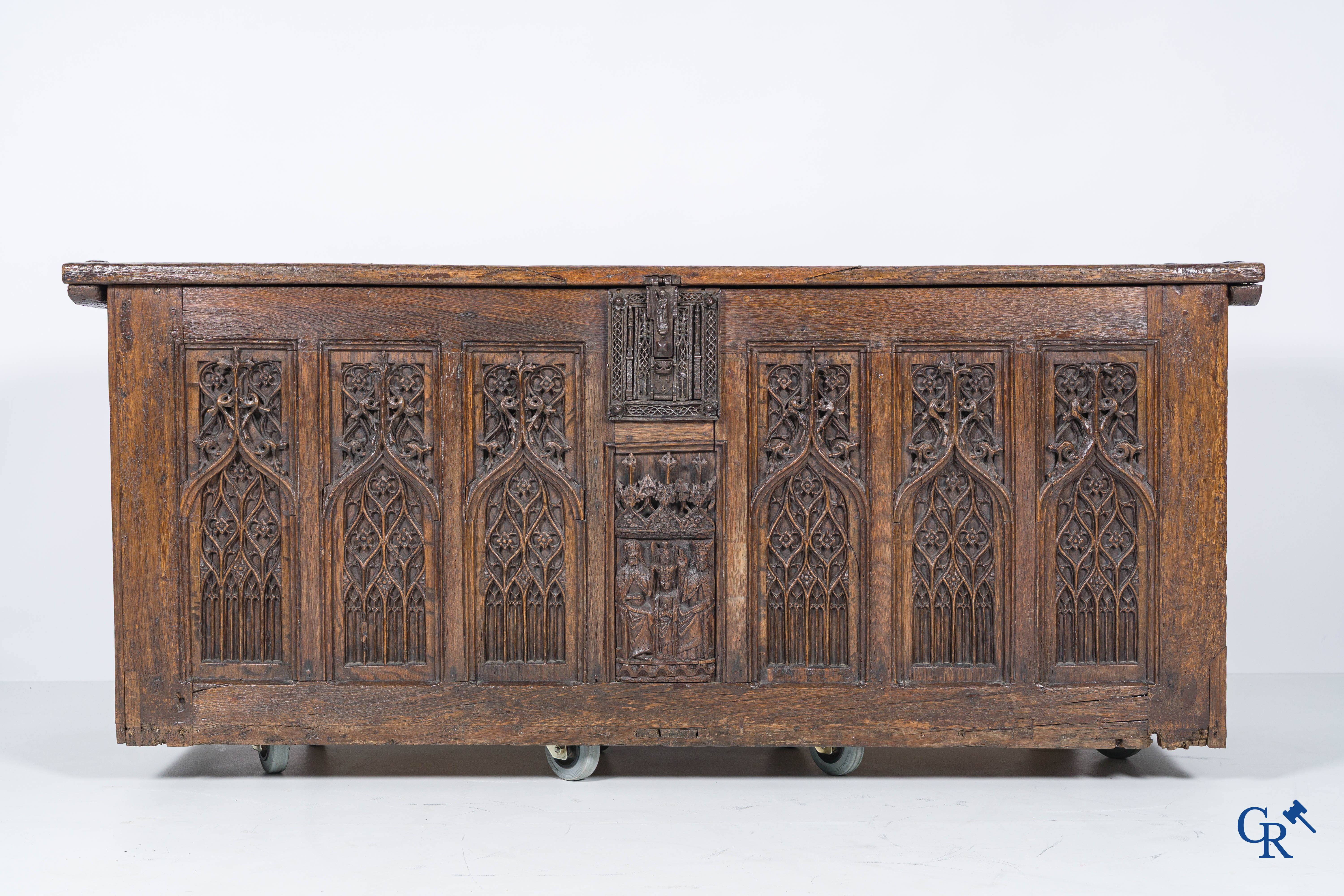 Gotiek. Een Gotische eikenhouten gesculpteerde koffer met zijn slotwerk in smeedijzer. 2de helft 15e eeuw.
