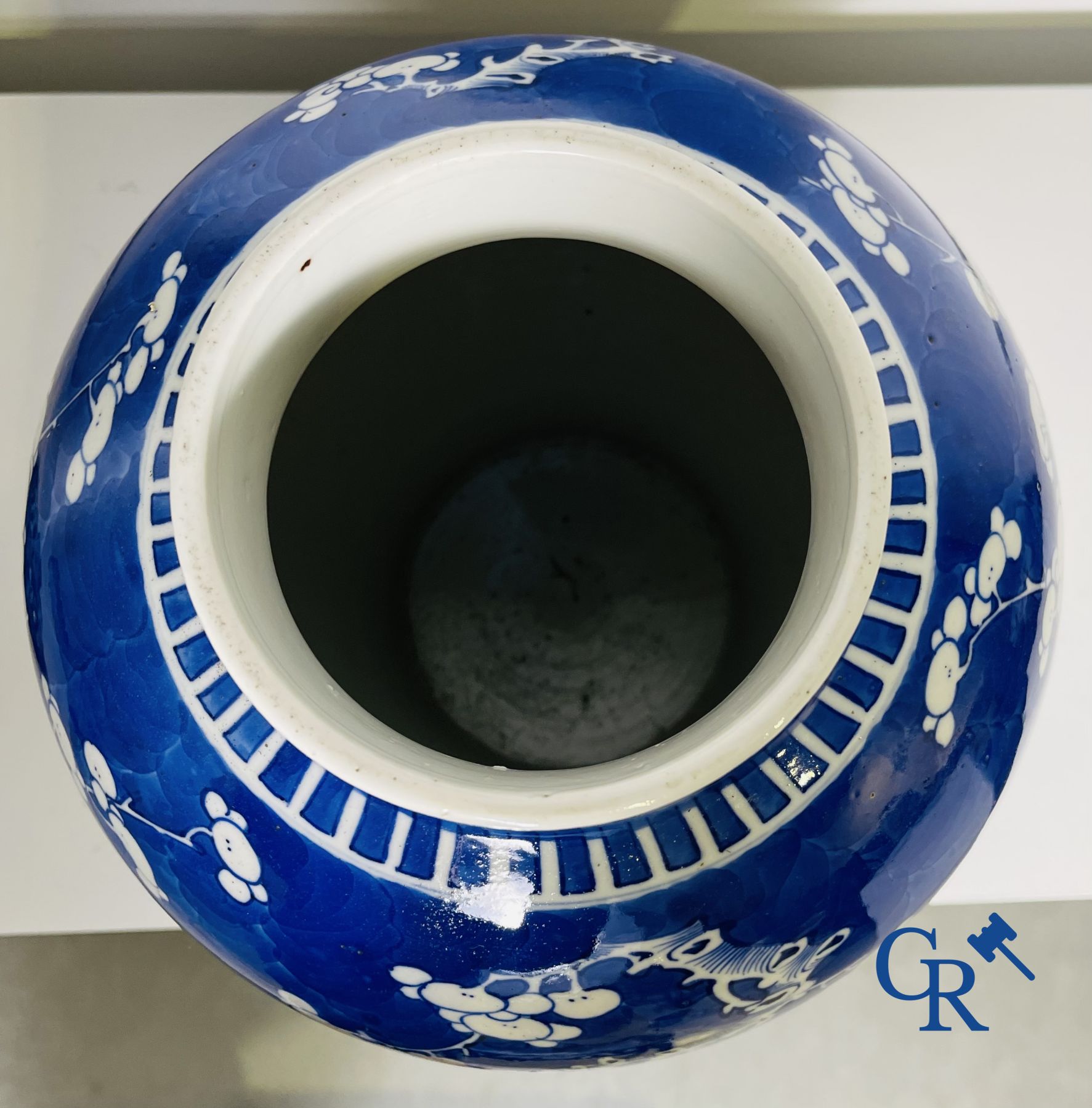 Chinese porcelain: a blue and white lid vase and a few ginger jars.