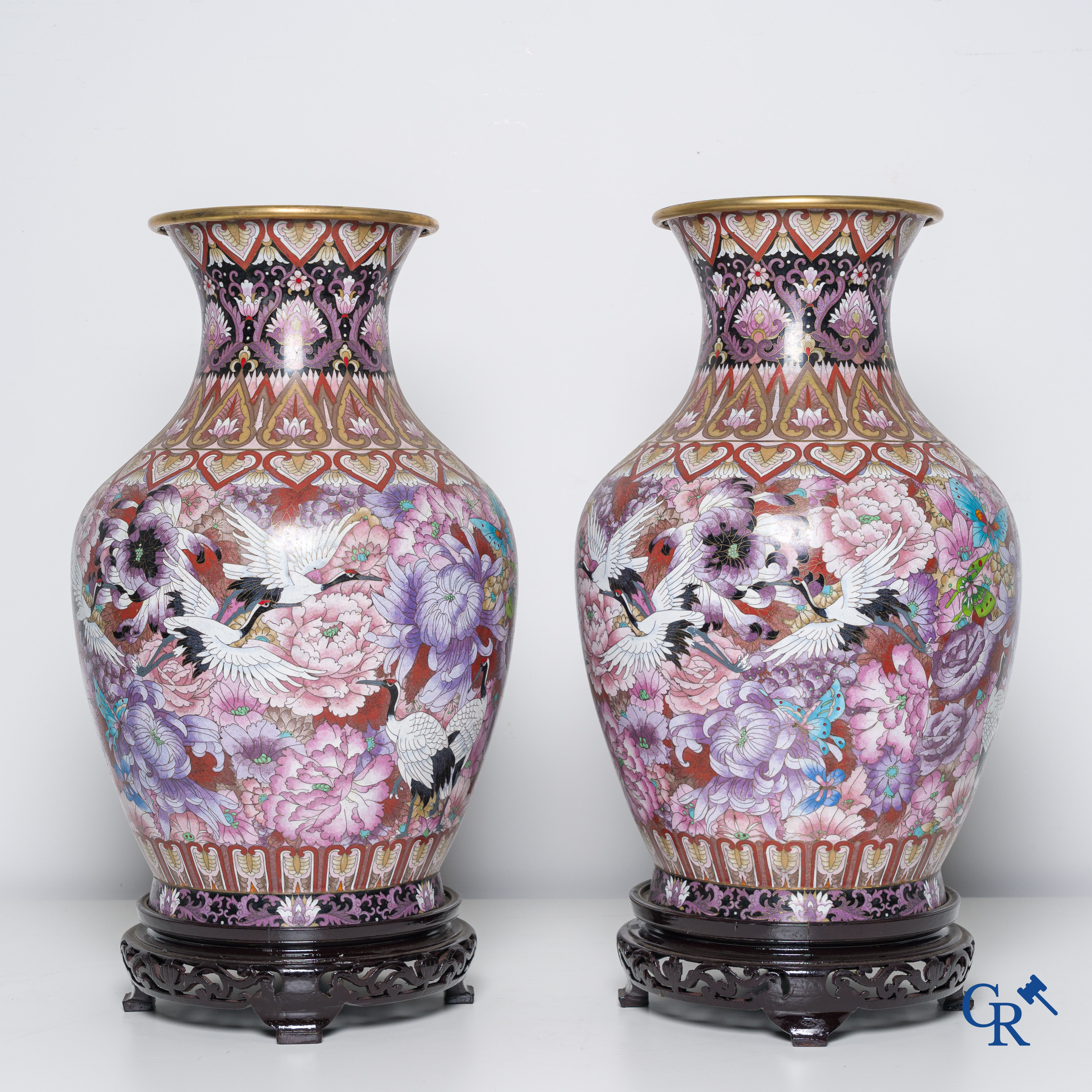 Art Asiatique, une paire de vases en cloisonné avec des fleurs, des papillons et des grues. XXème siècle.