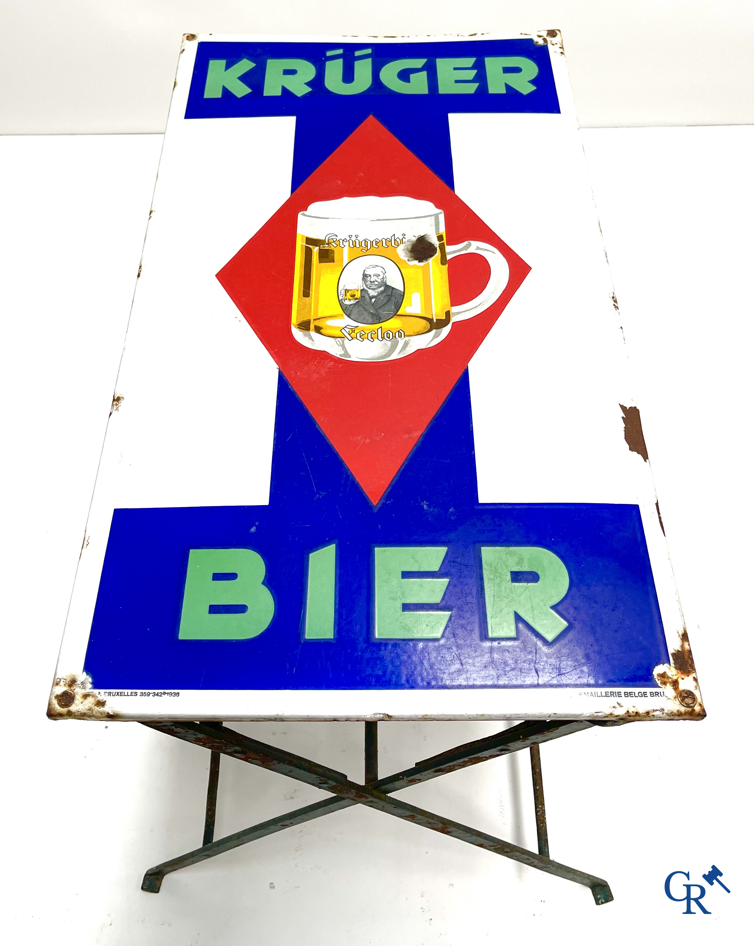 Krüger Pils Eeclo, an original bistro terrace table with an enamel advertising sign for Krüger Beer. Enamel Belge 1936.