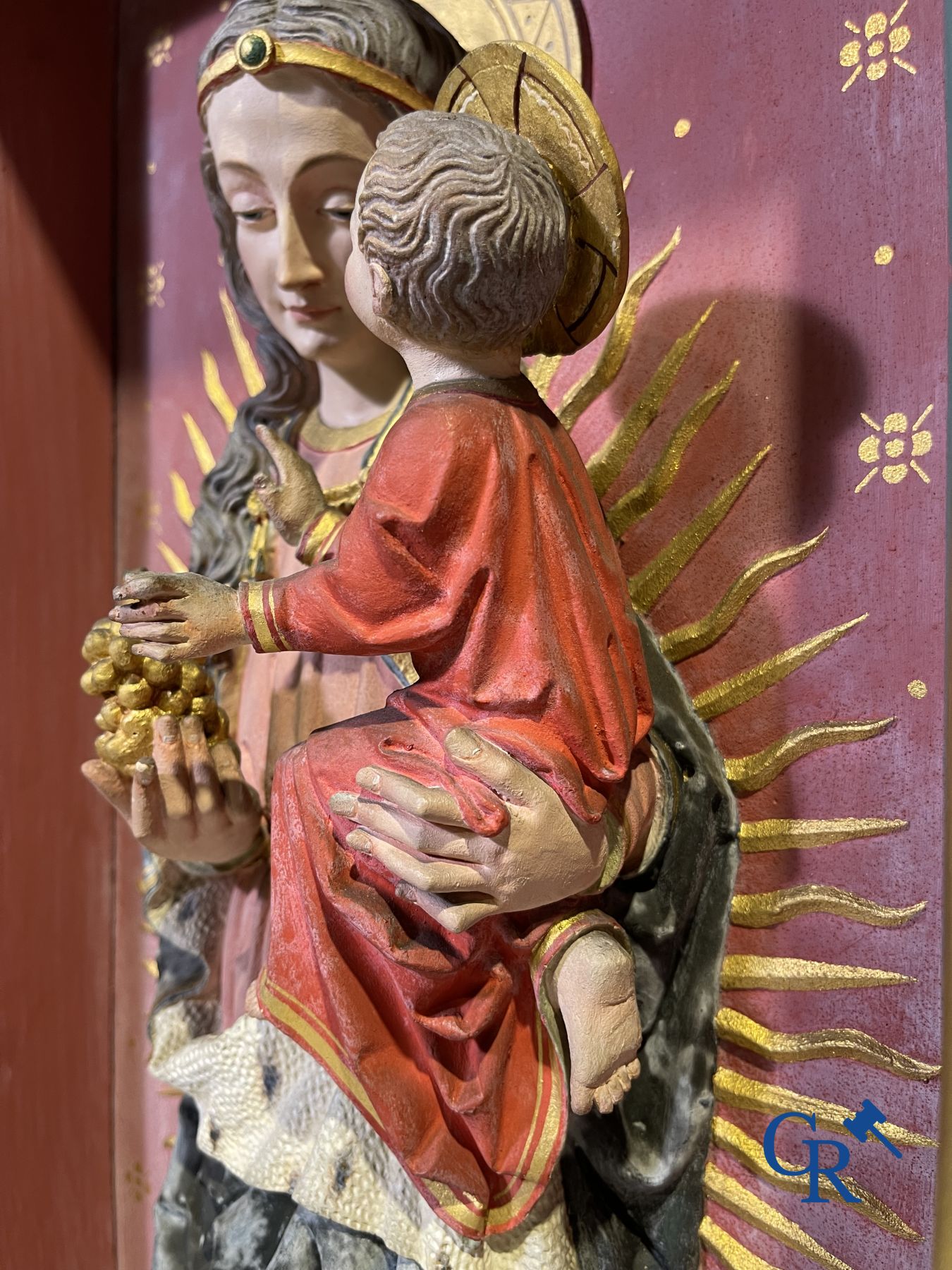 Une statue en bois du 19ème siècle et une vitrine en bois avec une représentation en plâtre d'une Vierge à l'enfant.