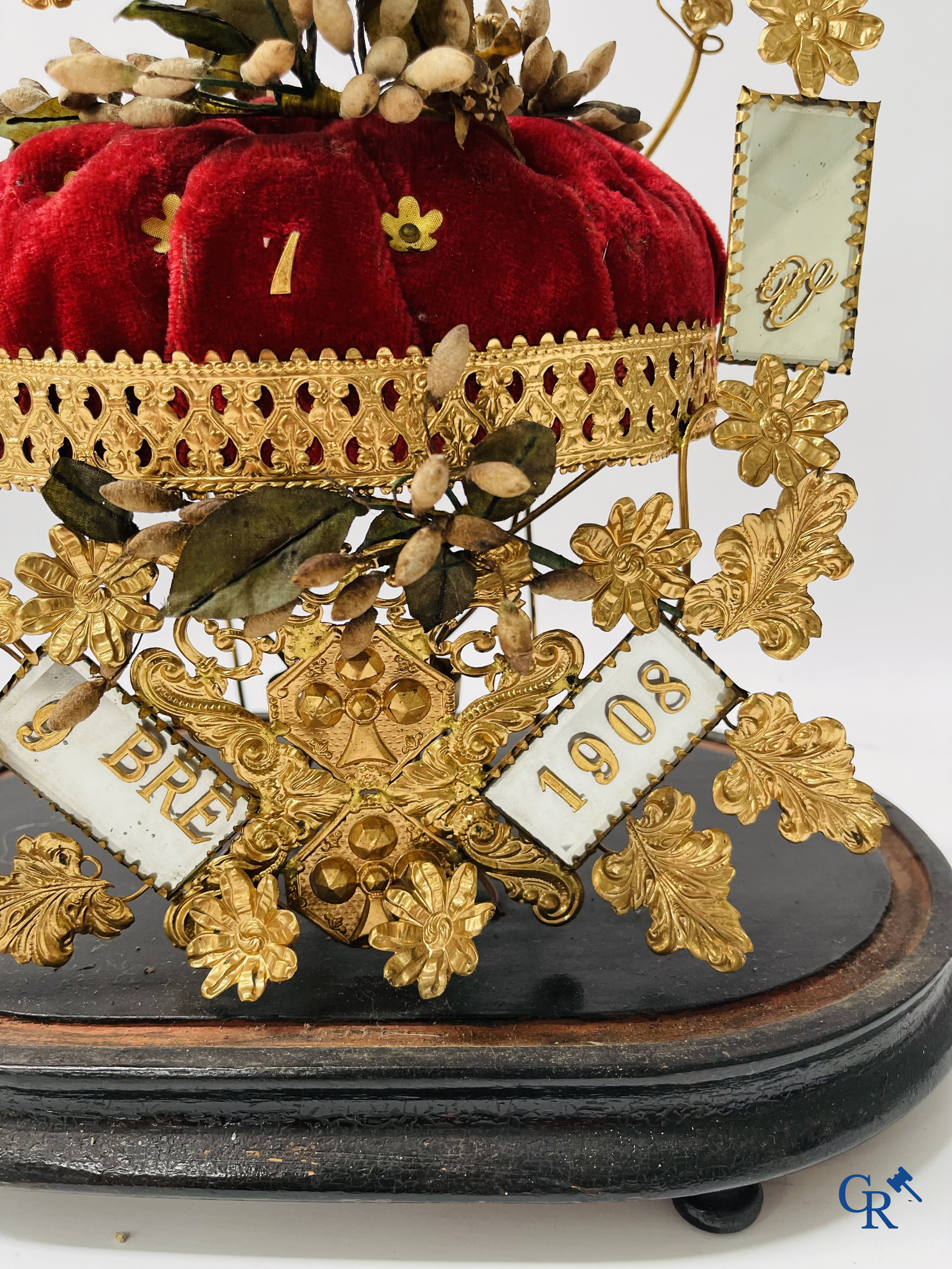 2 globes de mariée en verre, l'un avec des fleurs en biscuit, l'autre avec des miroirs, daté 1908.