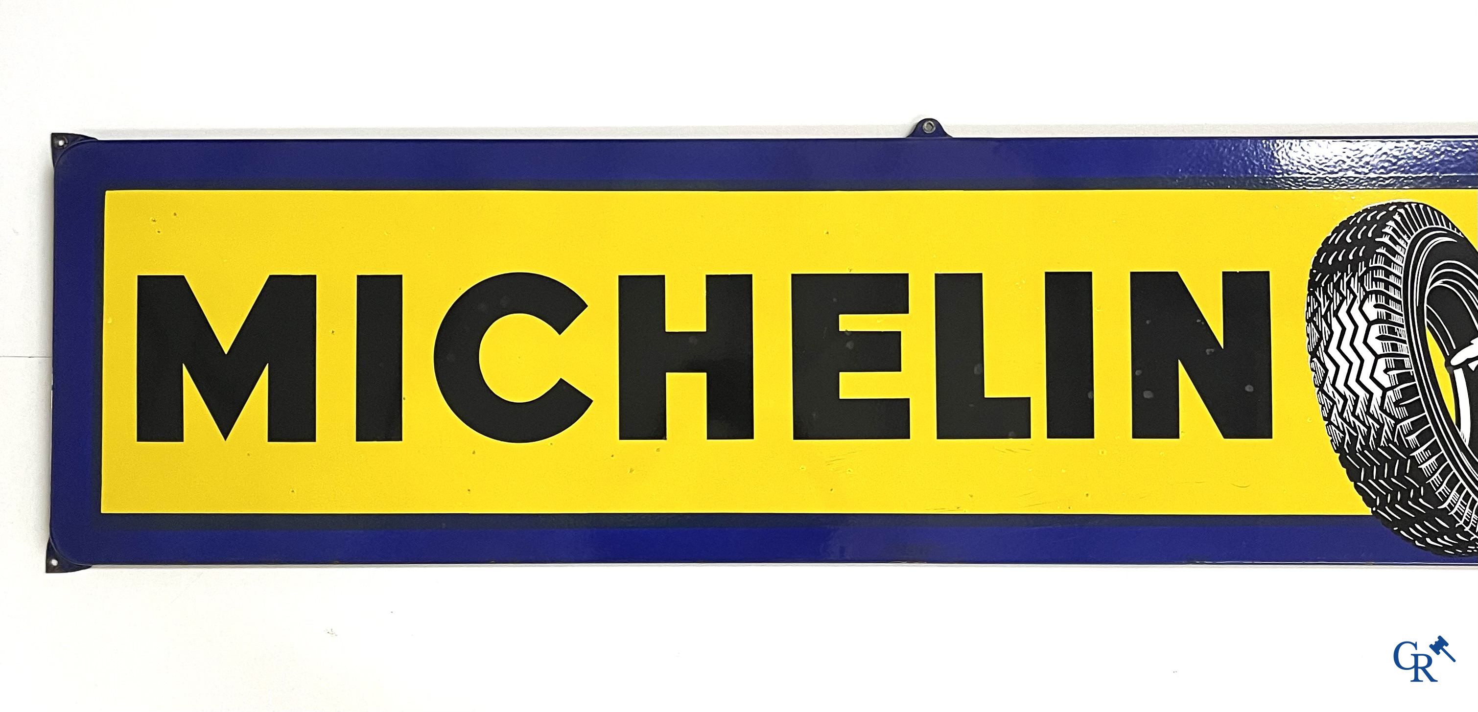 Michelin, groot emaille reclamebord met gele en blauwe achtergrond voor Michelin banden. Emaillerie Belge, 1958.