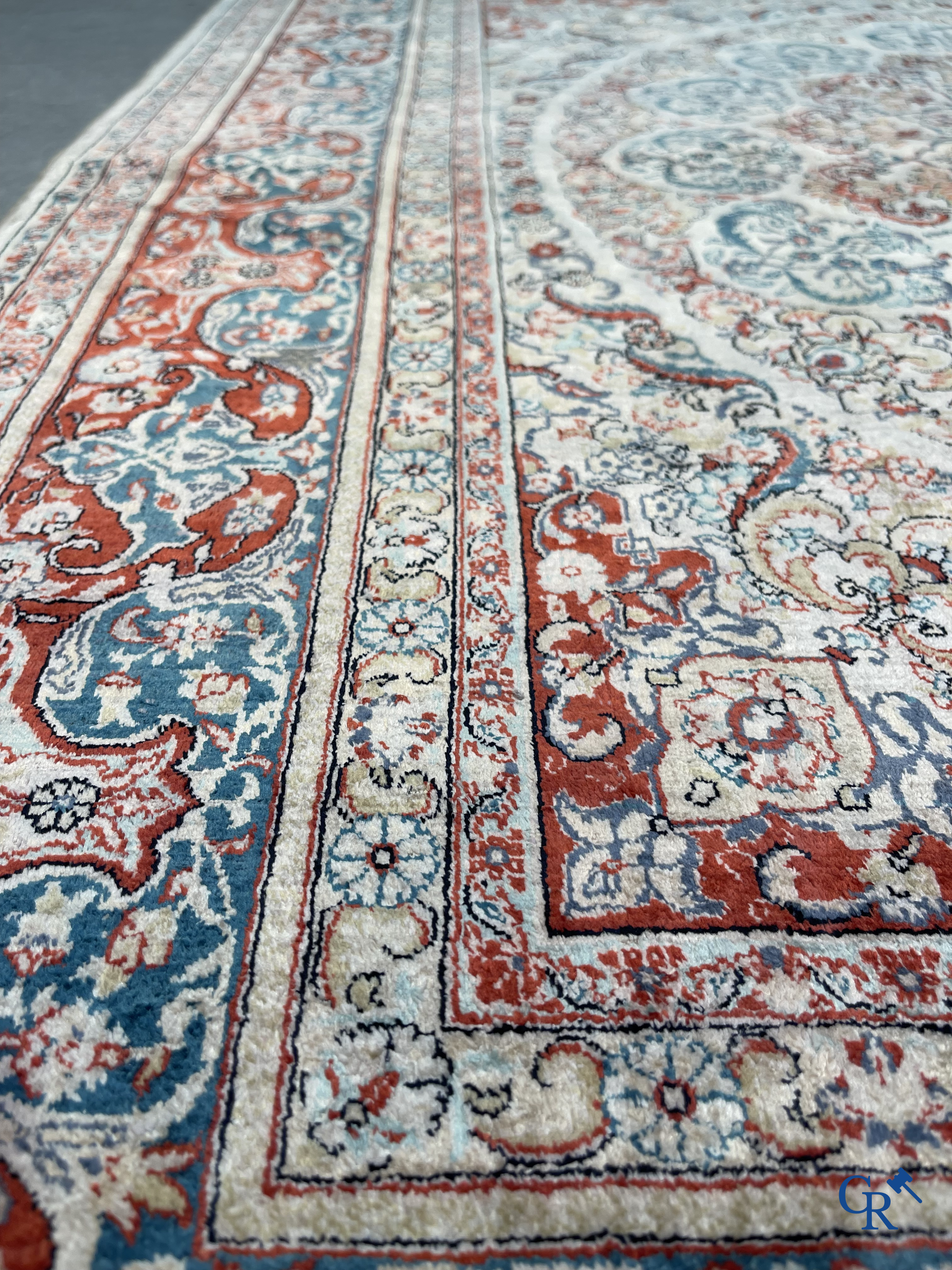 Tapis d'Orient: Hereke, un tapis d'orient en soie finement noué au décor floral.