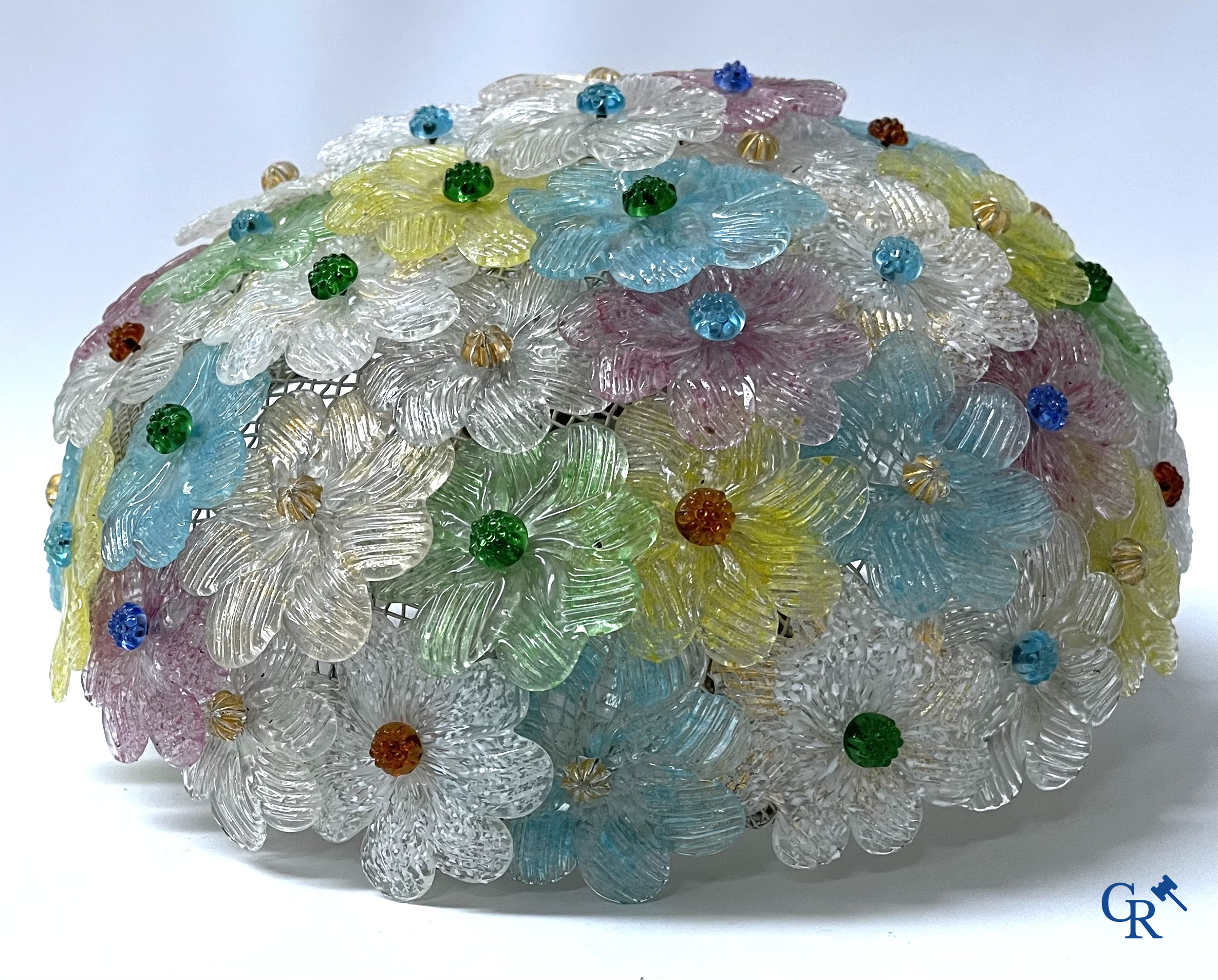 Un lot d'une lampe de table vénitienne, une paire de grandes appliques en verre vénitien et un plafonnier en Murano.