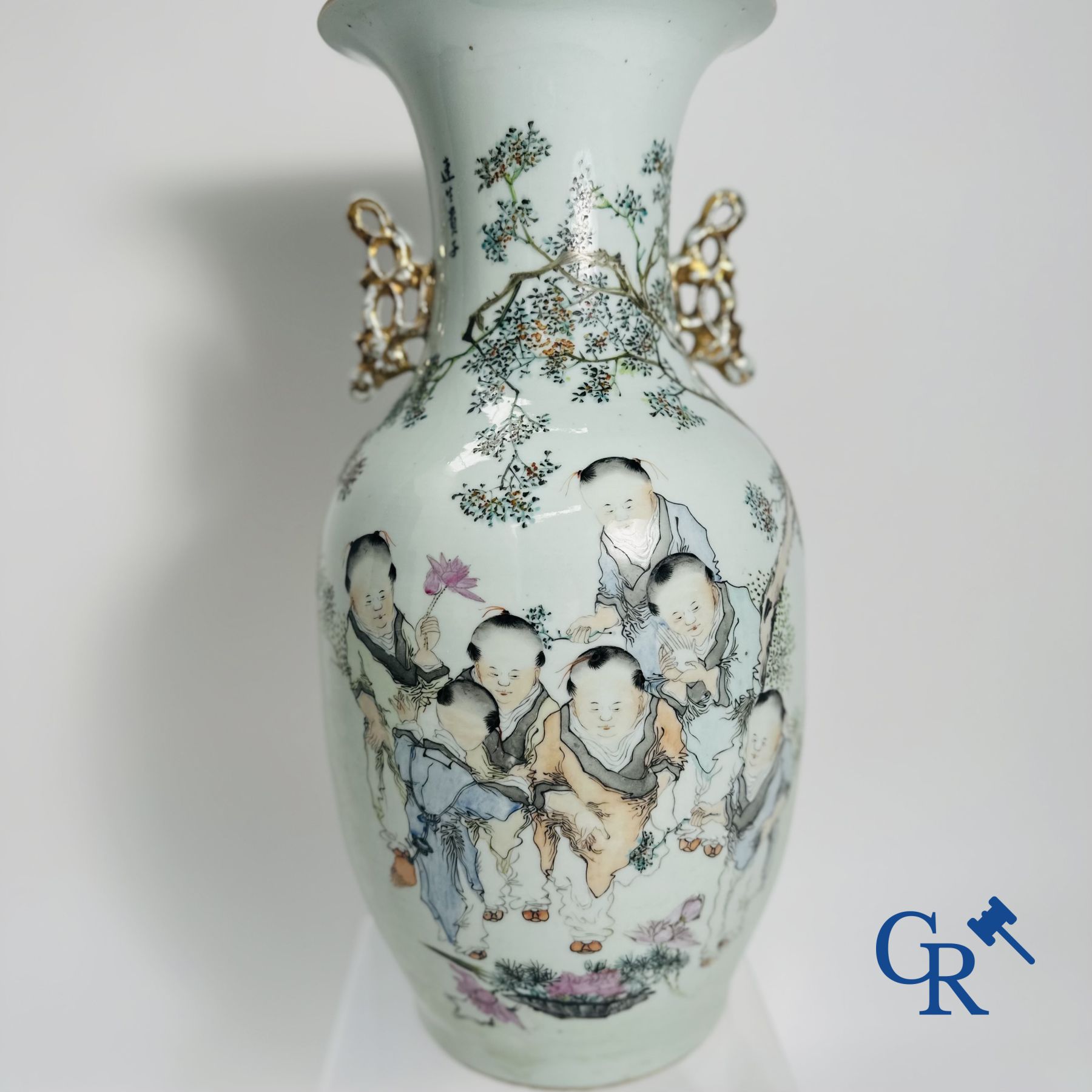 Porcelaine Chinoise: Vase Chinois à décor de 7 enfants jouant dans un jardin.