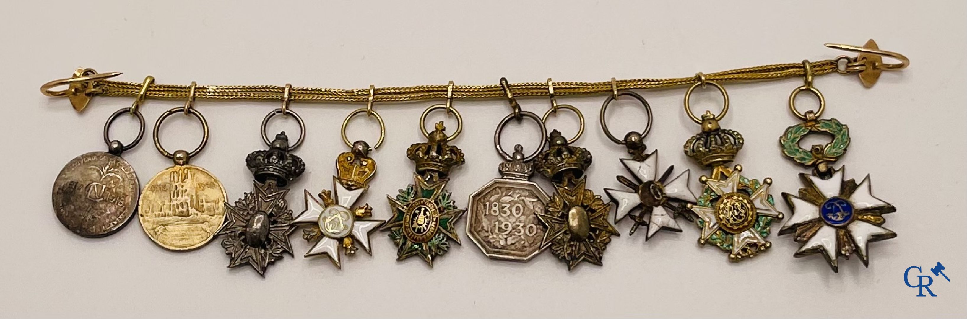 Medals / decorations: Lot of 3 miniature chaines of which 1 in gold 18K (750°/00) set with multiple decorations.