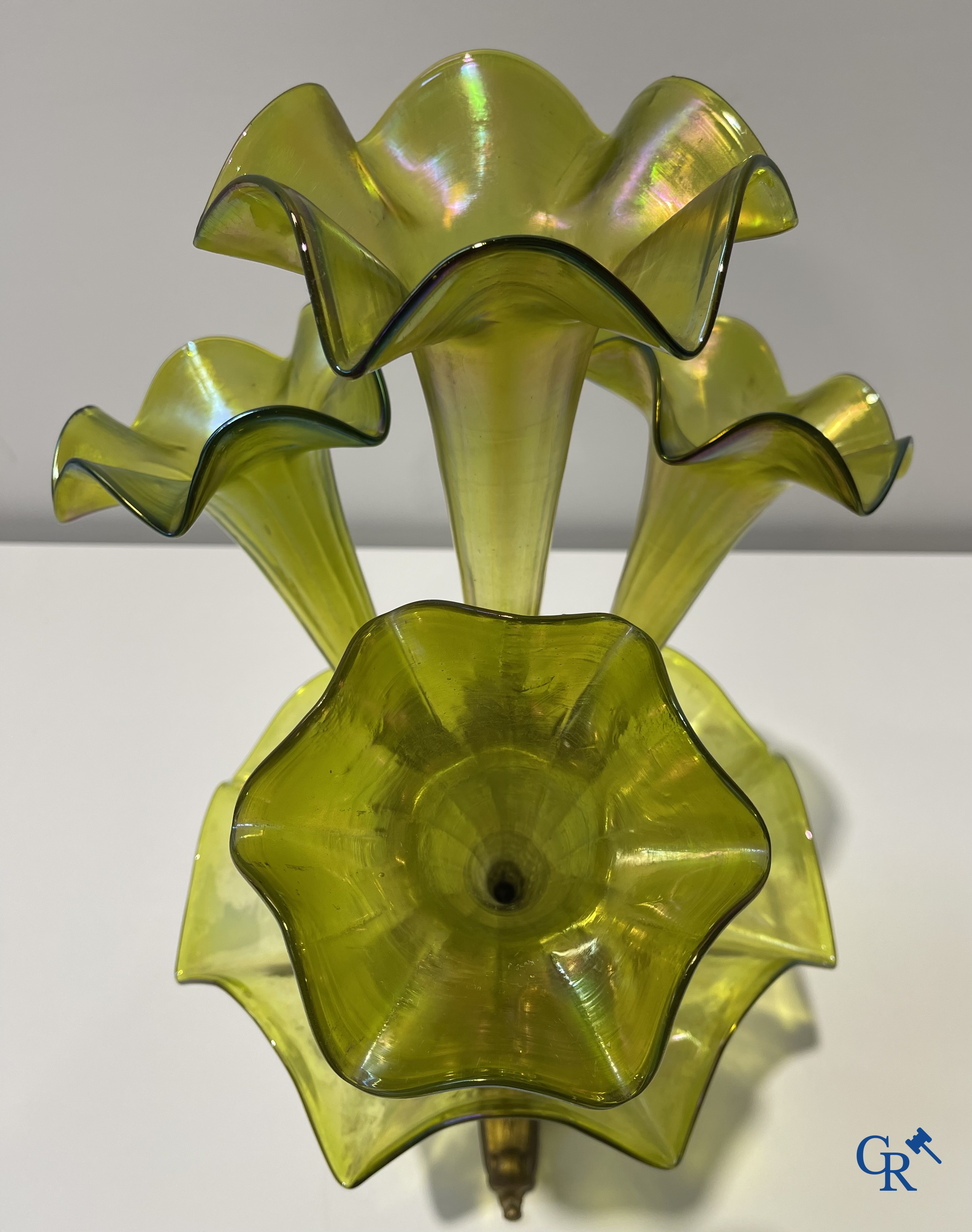 Table centerpiece "soliflore" with 4 tulipes and a central plate in the manner of Loetz. Period 1900.