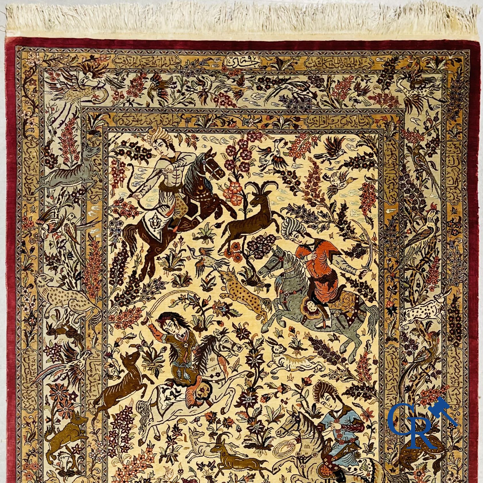 Tapis: Iran, Ghoum. Tapis persan signé en soie avec un décor de chasse.