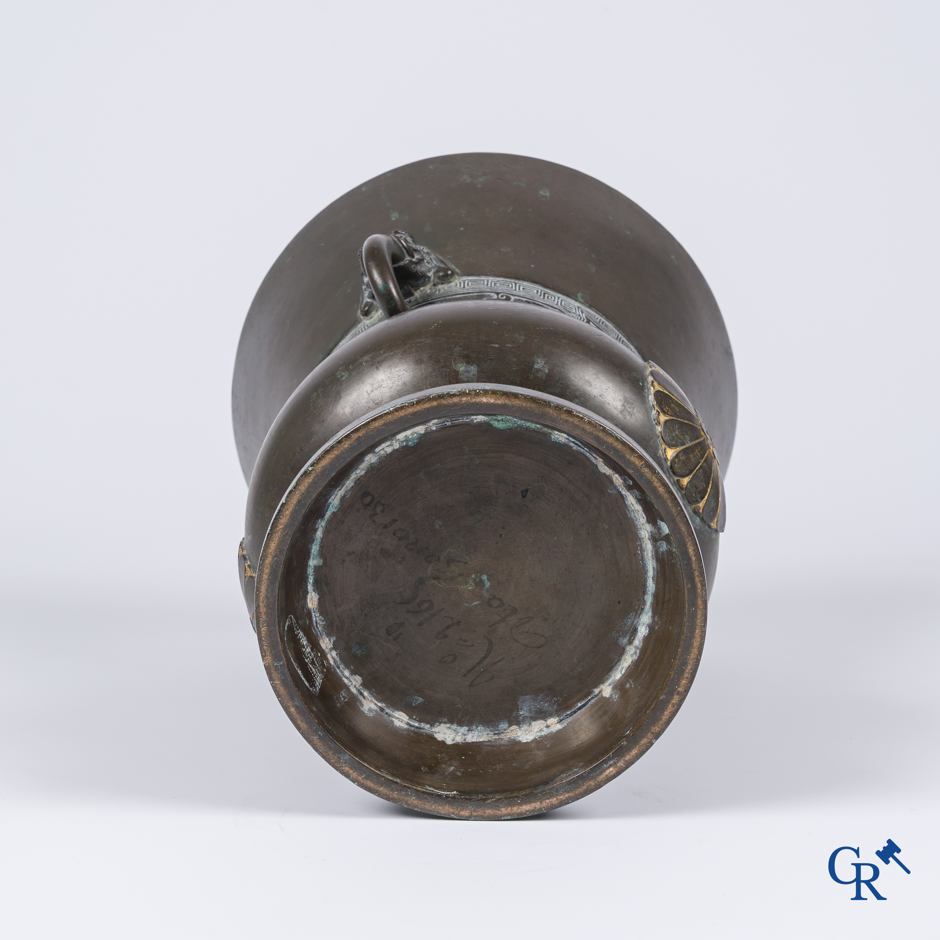 Aziatica, Een Chinese bronzen vaas met verguldsel. (inscripties in inkt op de bodem)