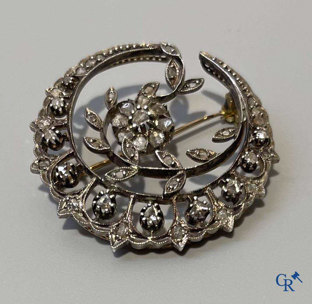 Juwelen, 2 broches in goud 750°/00 en zilver bezet met diamanten, oude slijp. Grootste steen +- 0,5 ct.