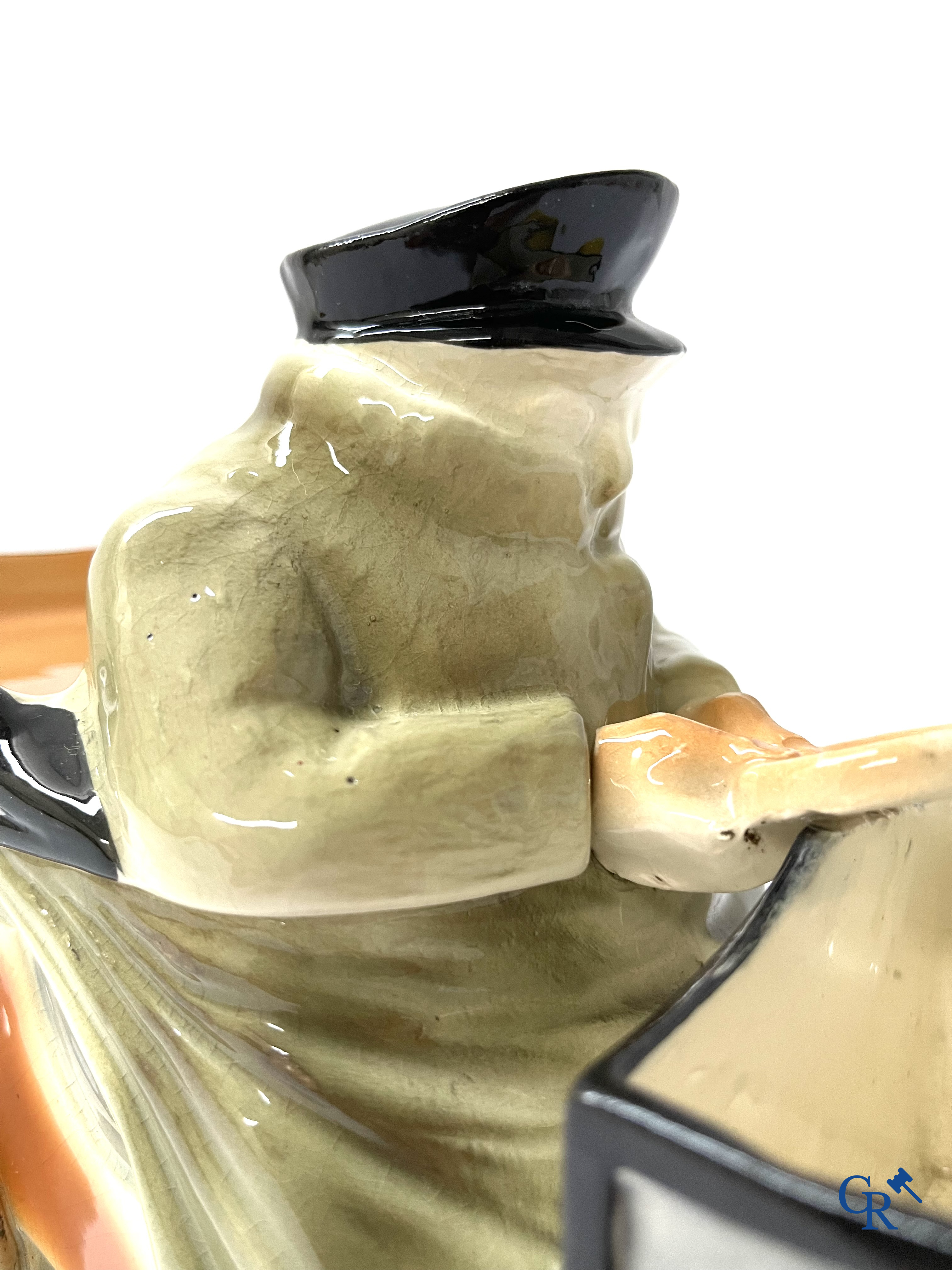 Faïencerie Fives Lille. L'Automobiliste, een grote tabakspot in de vorm van een automobilist. Circa 1910.