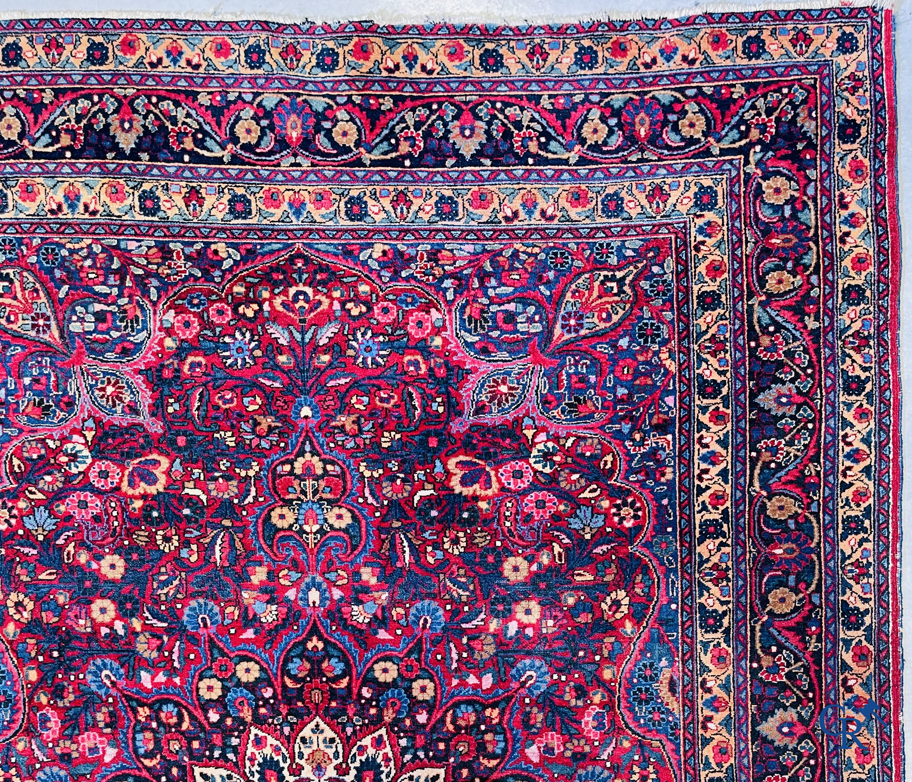 Tapis d'orient: Iran, tapis persan antique avec fond rouge foncé.