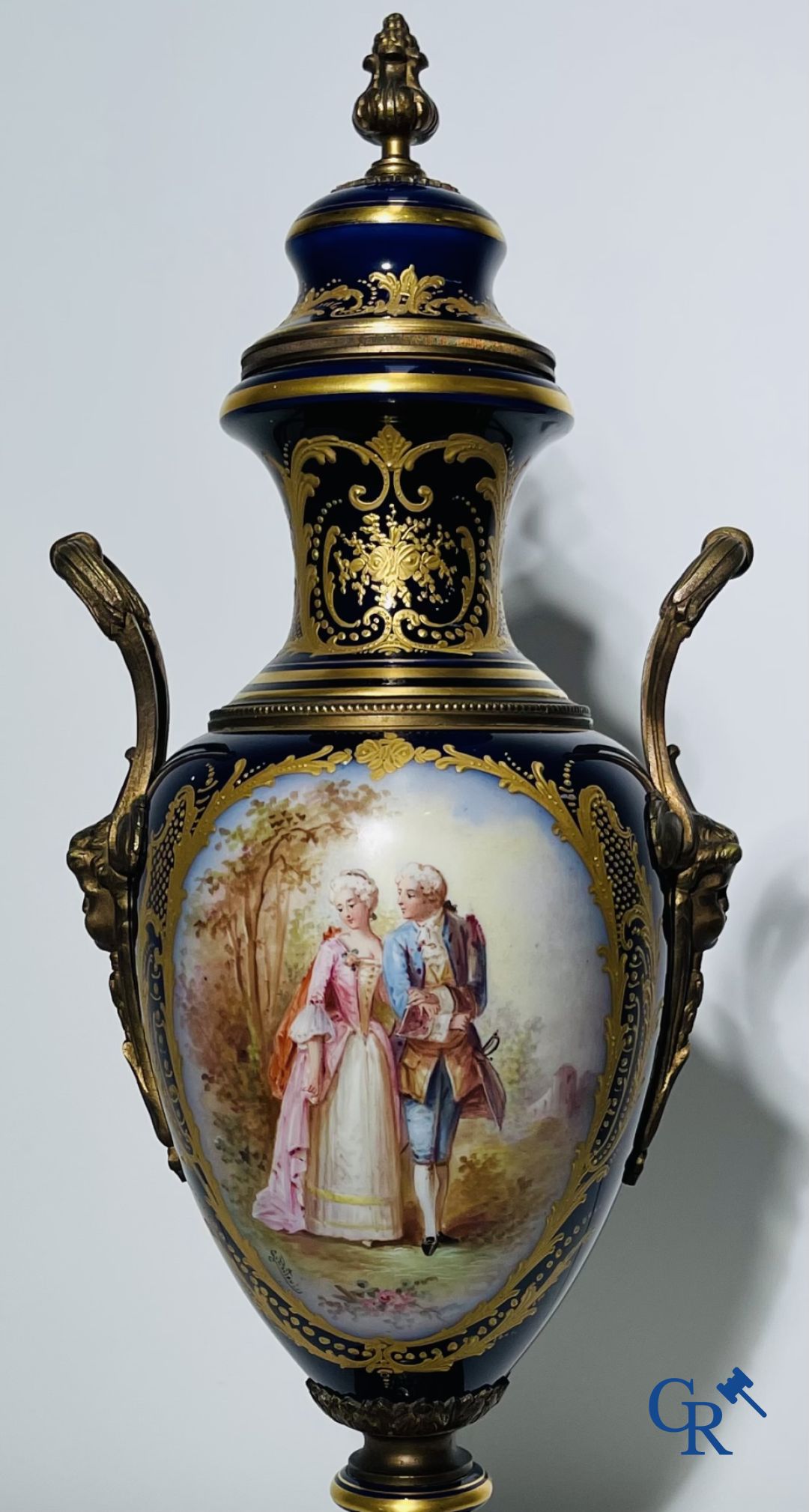 Porcelaine: Sèvres: Paire de vases, en porcelaine de Sèvres montés en bronze.