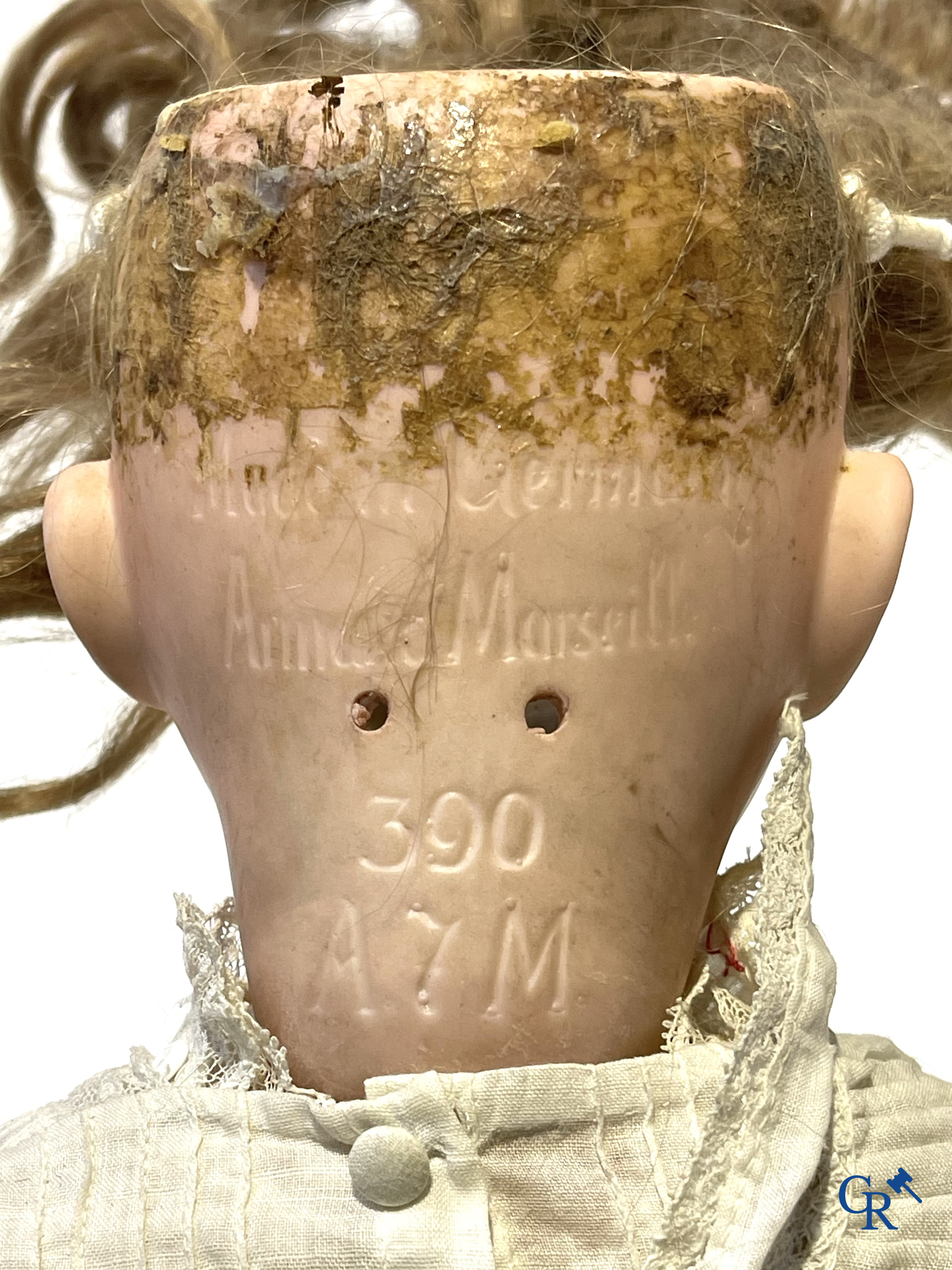 Jouets anciens, une poupée avec tête en porcelaine marquée Armand Marseille et un buste en papier mâché.