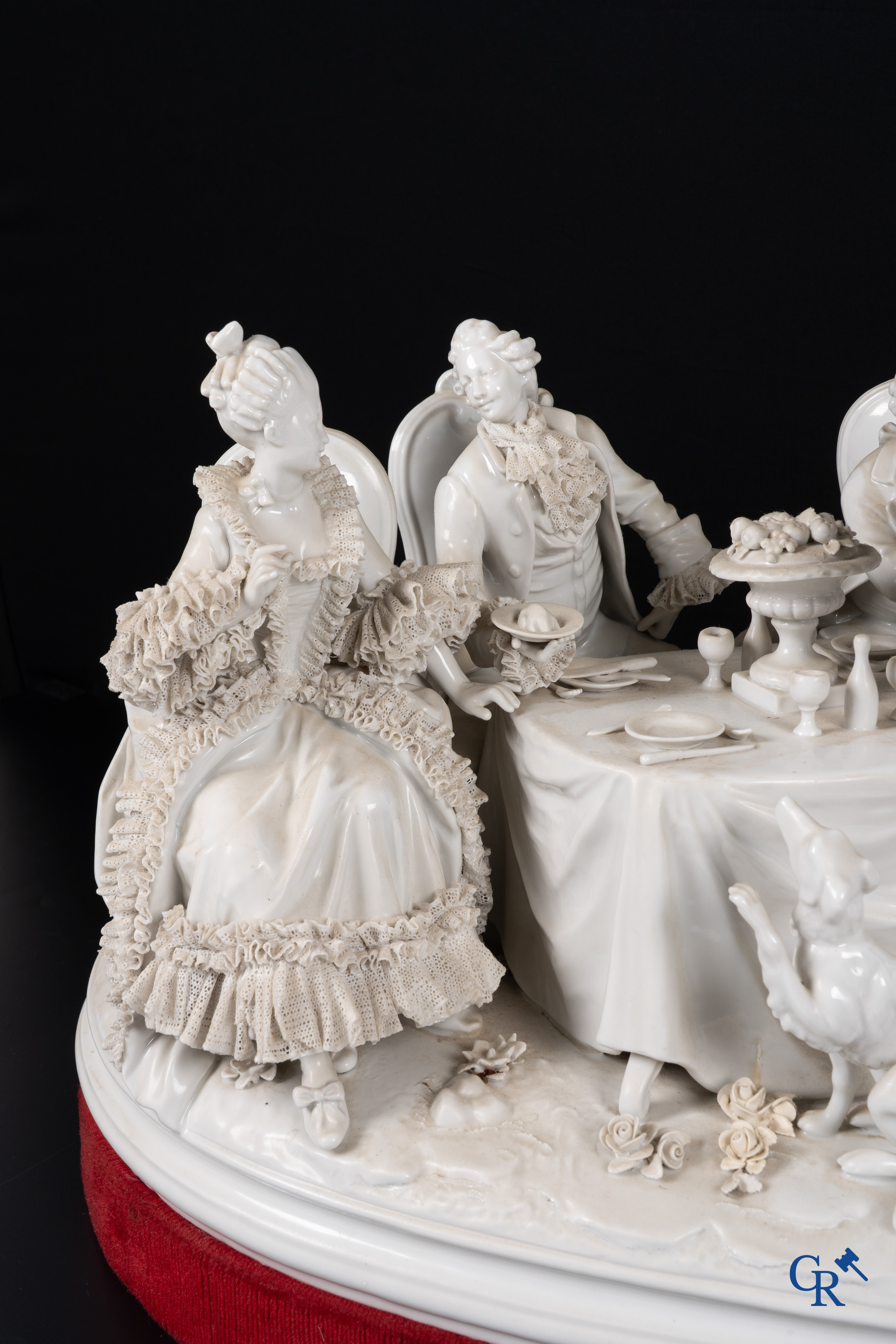 Volkstedt Rudolstadt, een uitzonderlijk grote groep in lace porcelain op bijhorende sokkel.