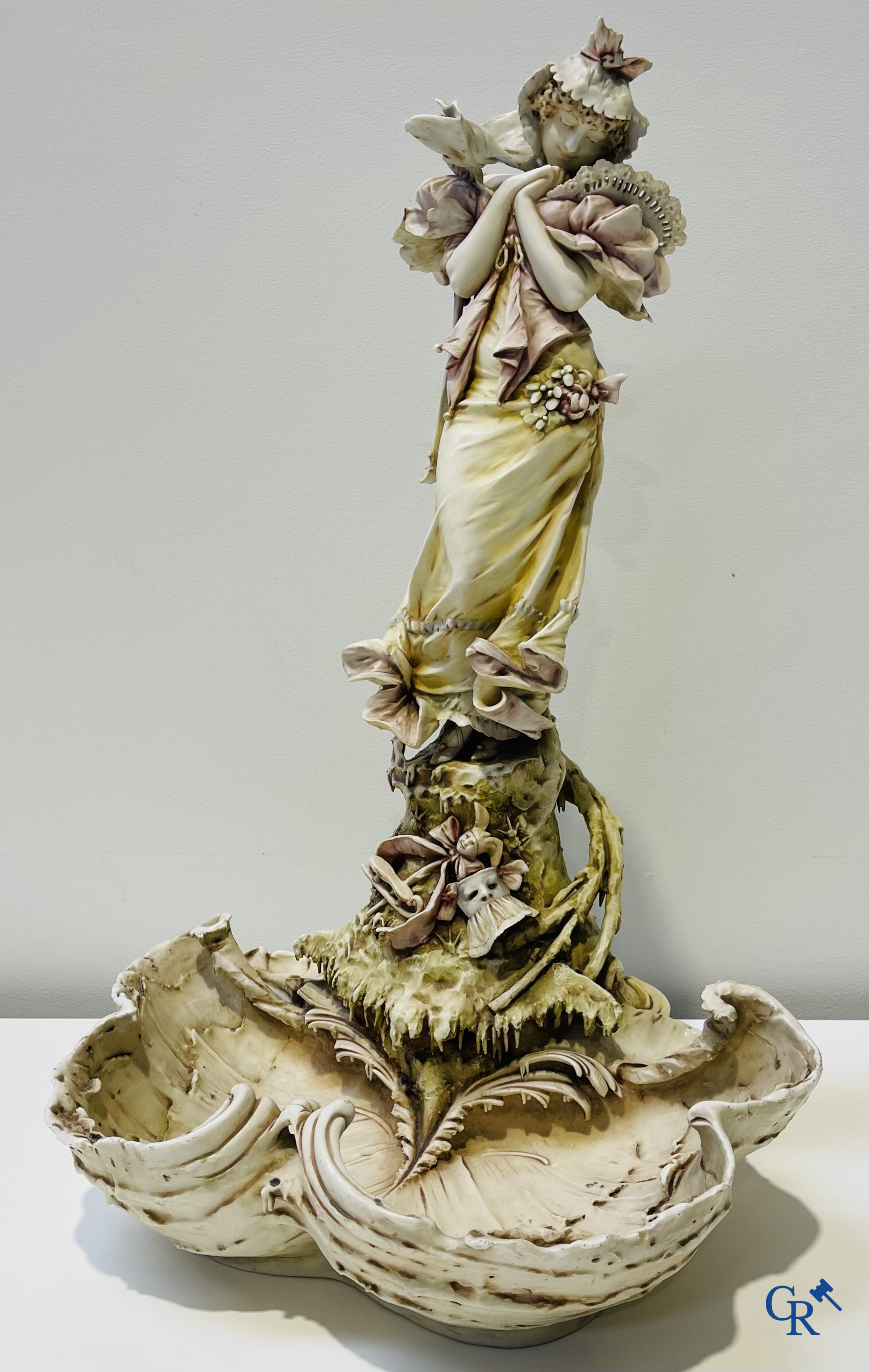 Turn Teplitz Bohemia, grand vide poche en porcelaine autrichien.<br />
Période Art nouveau.