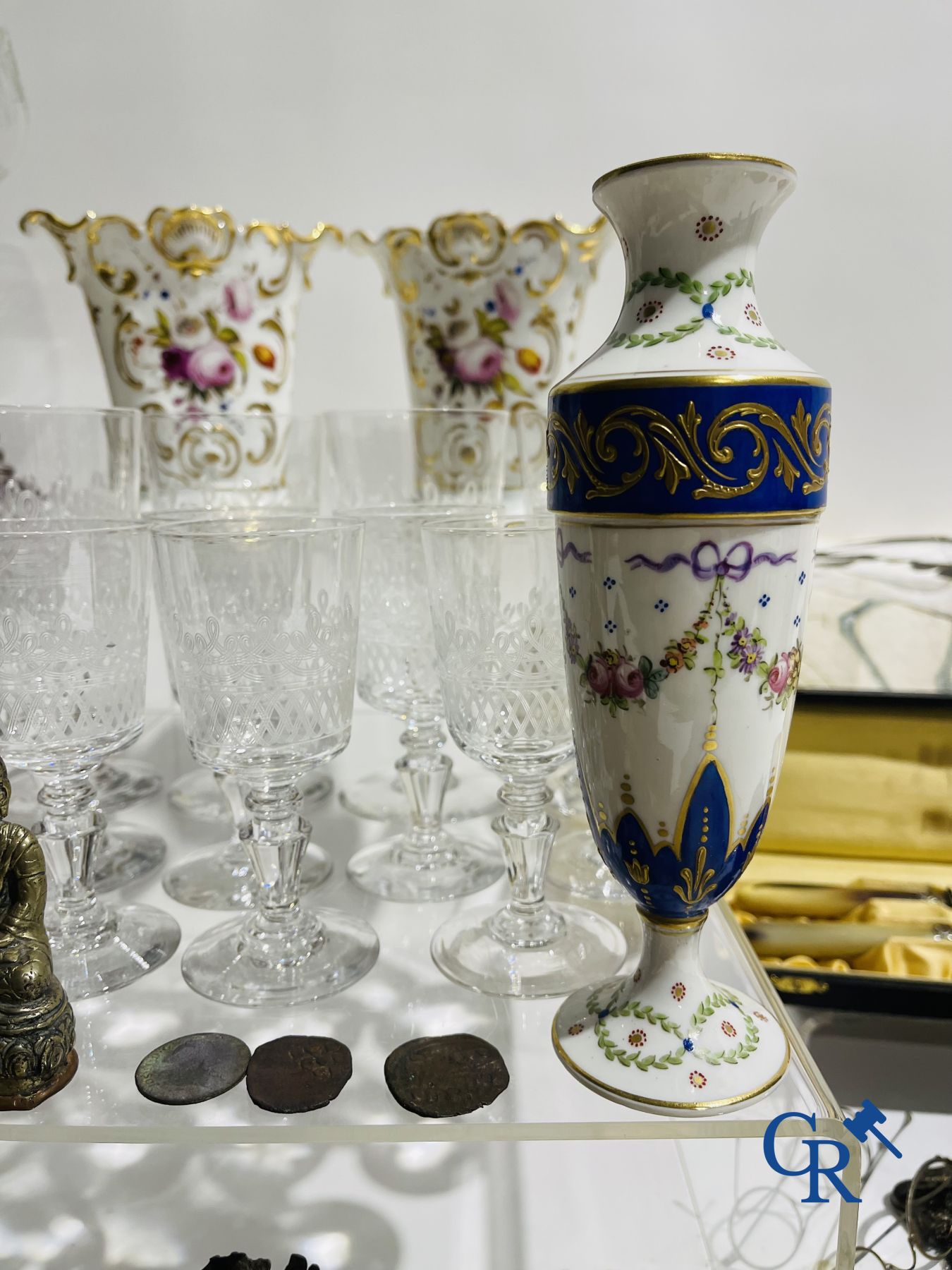 Mooi lot met diverse antiquiteiten.