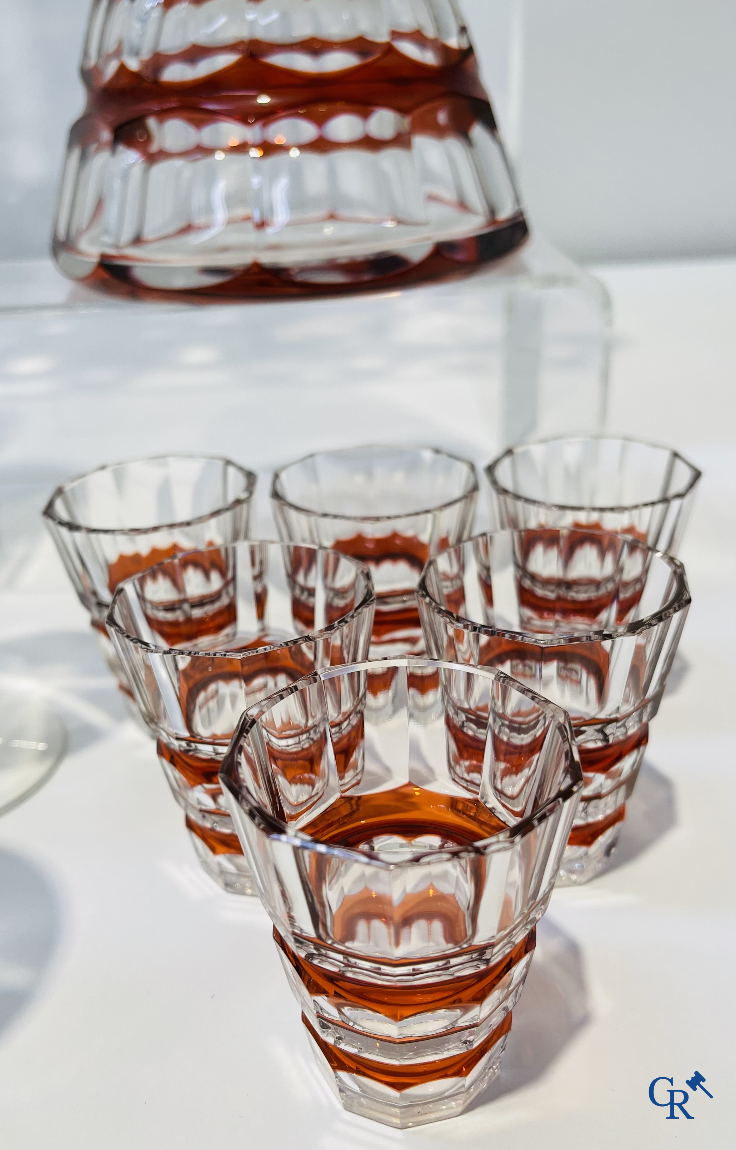 Val Saint Lambert. Grand lot de verres en cristal, 2 carafes et 6 tasses ajoutées.