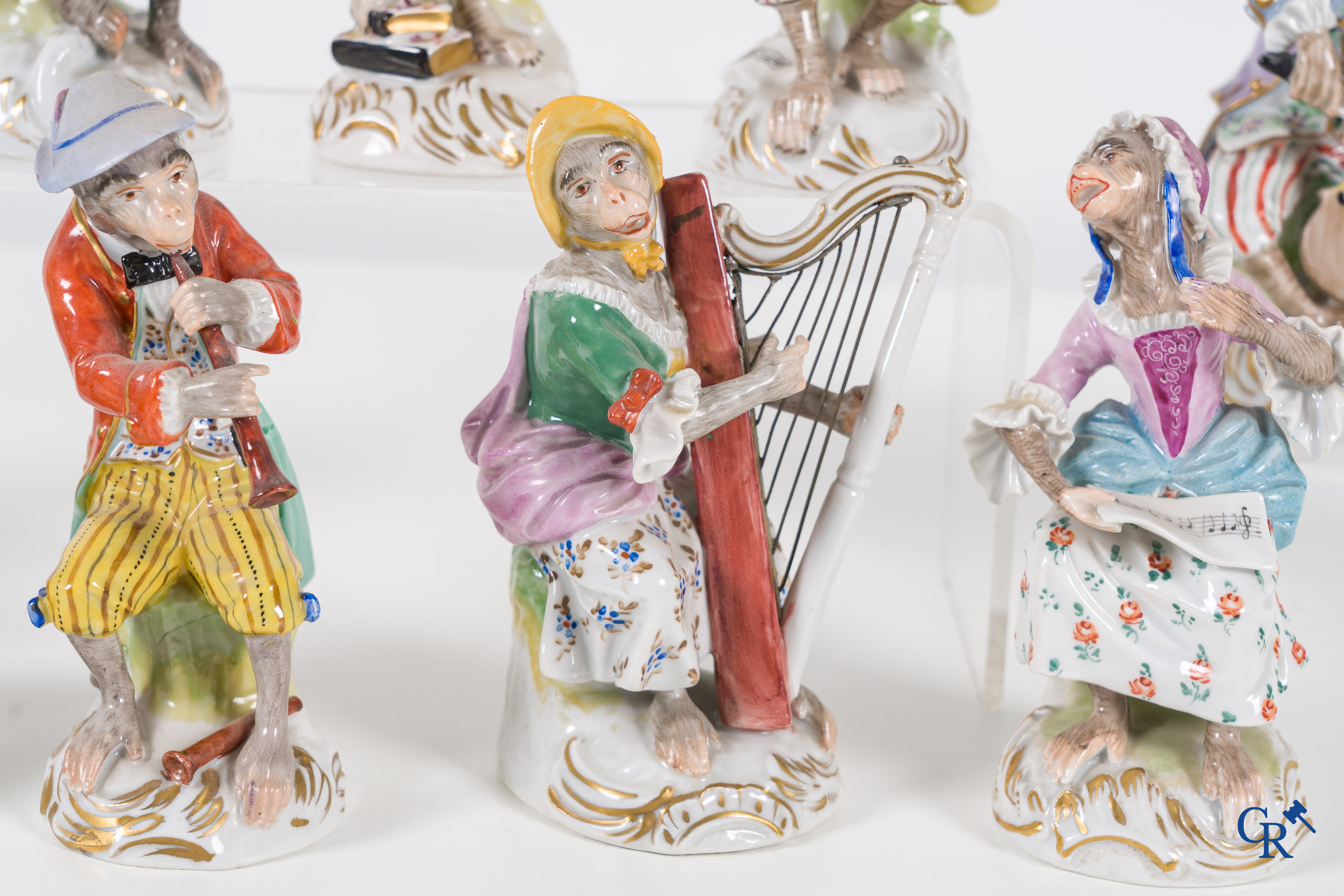 Porcelaine européenne: Un orchestre de singe 12 pièces en porcelaine de Dresde. Marqué.