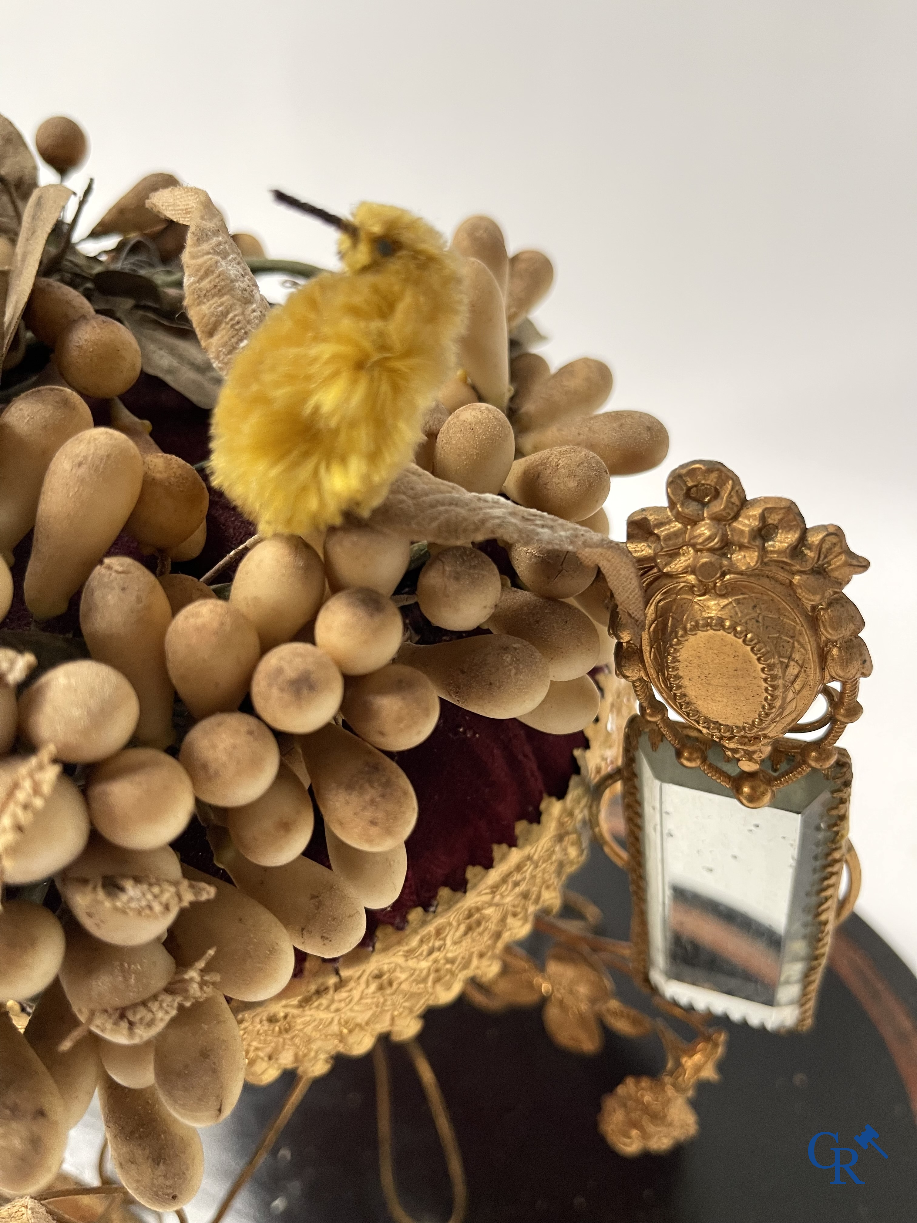 Beautiful globe with bridal bouquet and integrated jewellery box. Mirrors and gold-plated brass. Circa 1900.