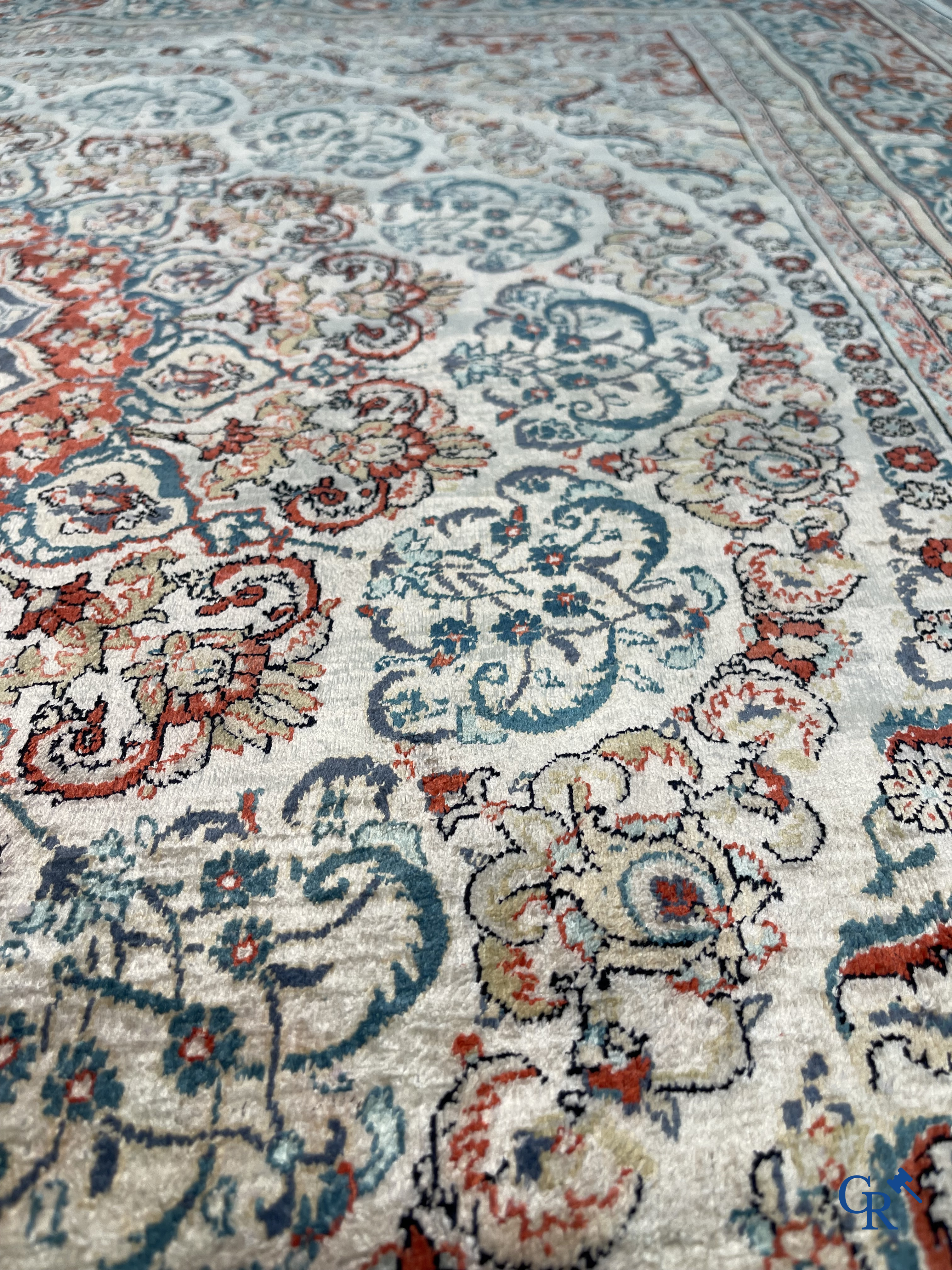 Tapis d'Orient: Hereke, un tapis d'orient en soie finement noué au décor floral.