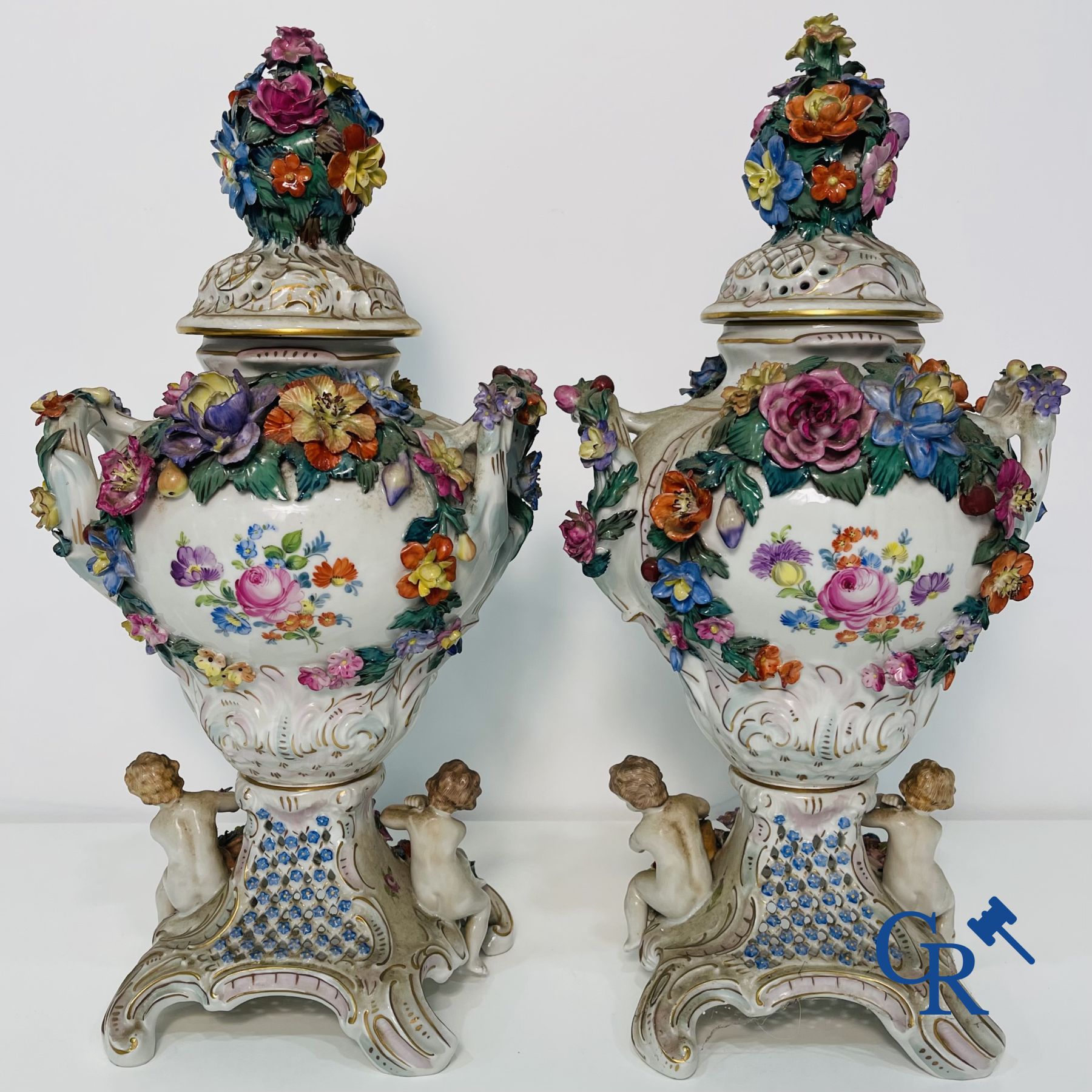 Dresde : Une paire de vases à couvercle en porcelaine ajourée.