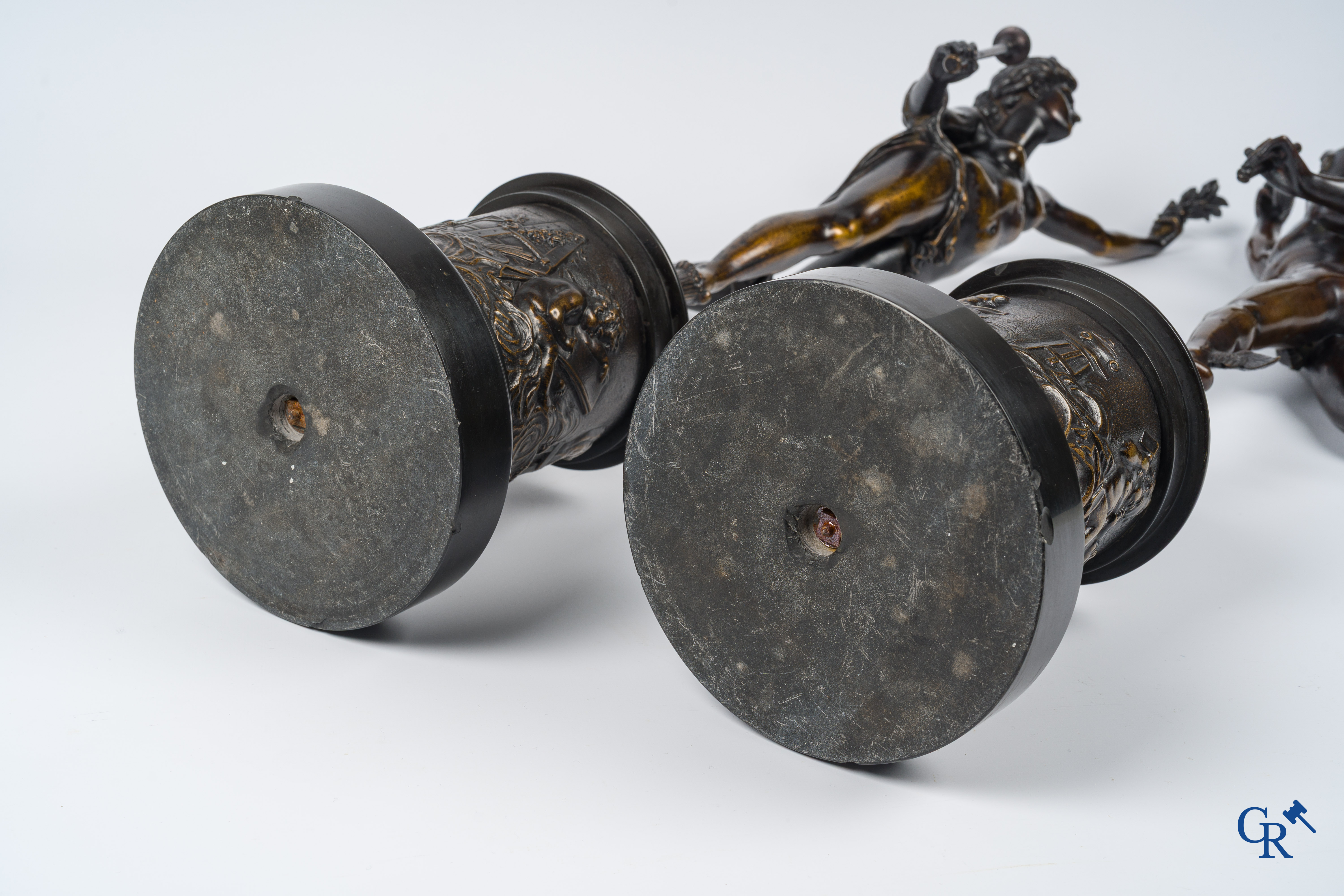 Paire d'importantes statues à l'antique en bronze d'après un modèle de Jean De Bologne.