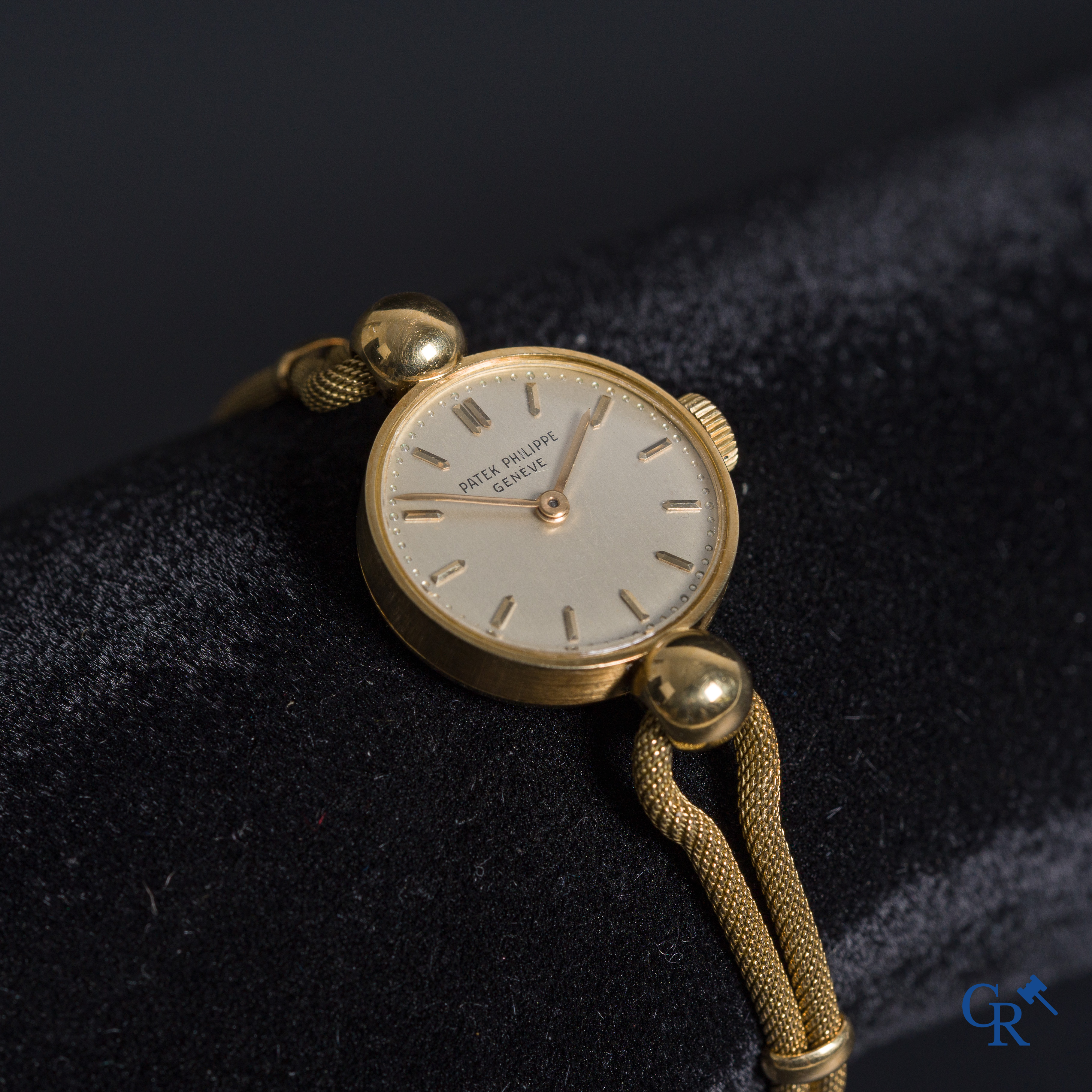 Montres: Patek Philippe Genève: Une montre-bracelet pour dames en or 18K (750°/00).