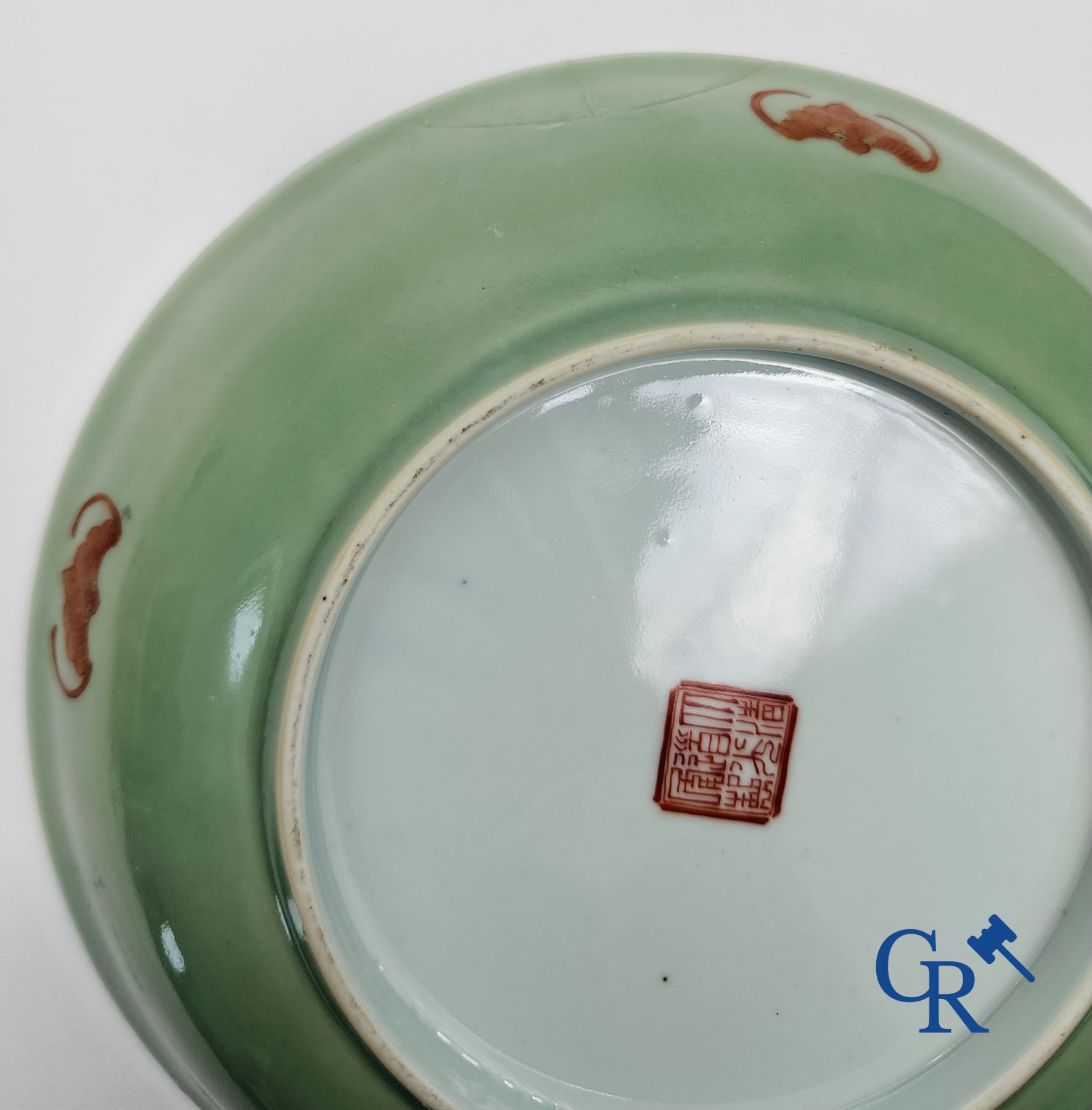 Een fijne Chinese porselein celadon schotel met een decor van "Shou."