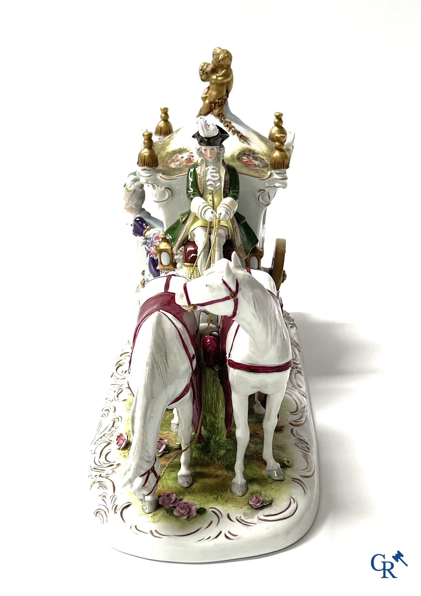 Porcelaine européenne. Une grande calèche à chevaux en porcelaine de Saxe. Marqué.
