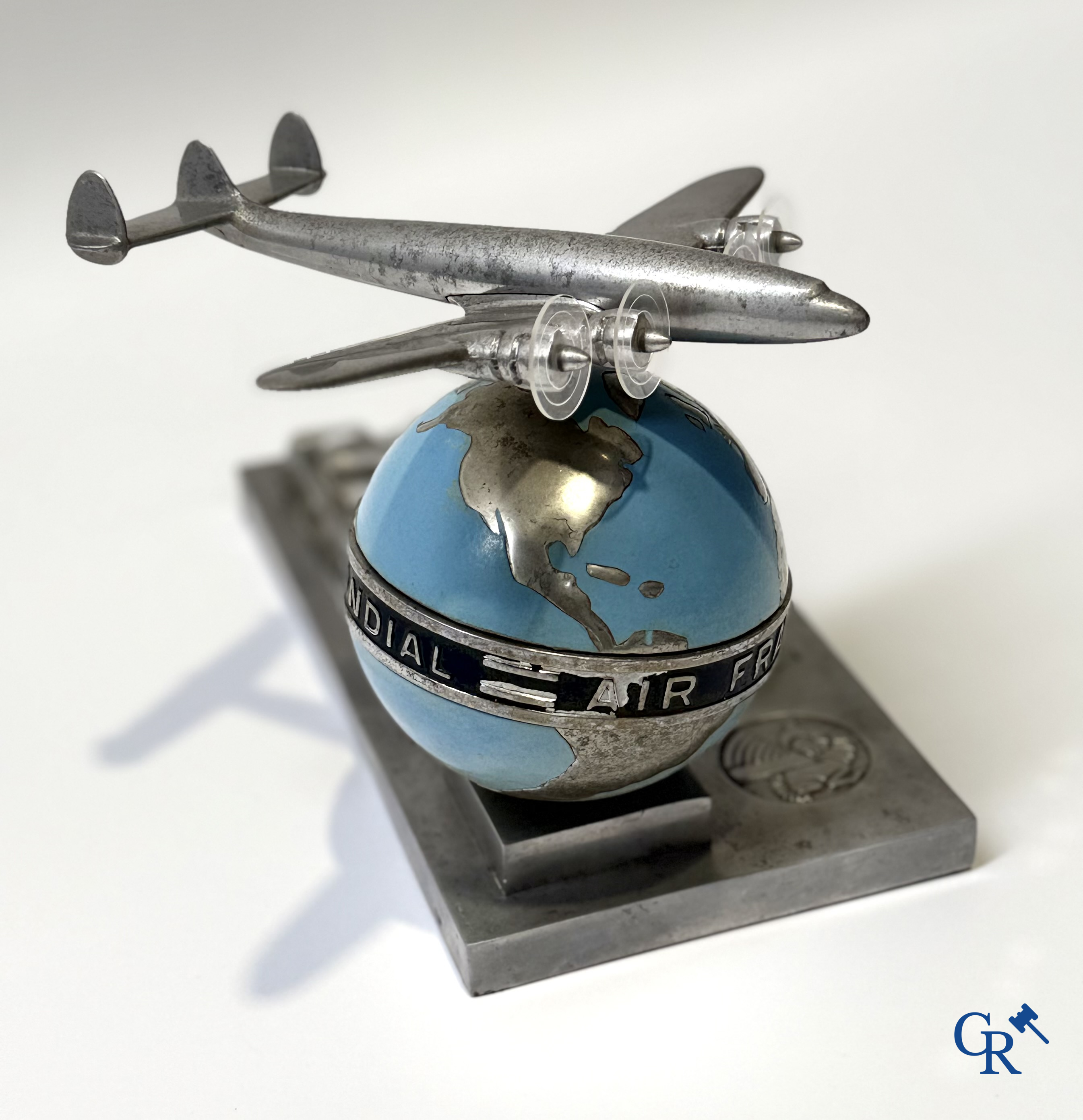 Air France: Réseau Aérien Mondial. Publiciteits asbak in metaal voor luchtvaartmaatschappij Air France.