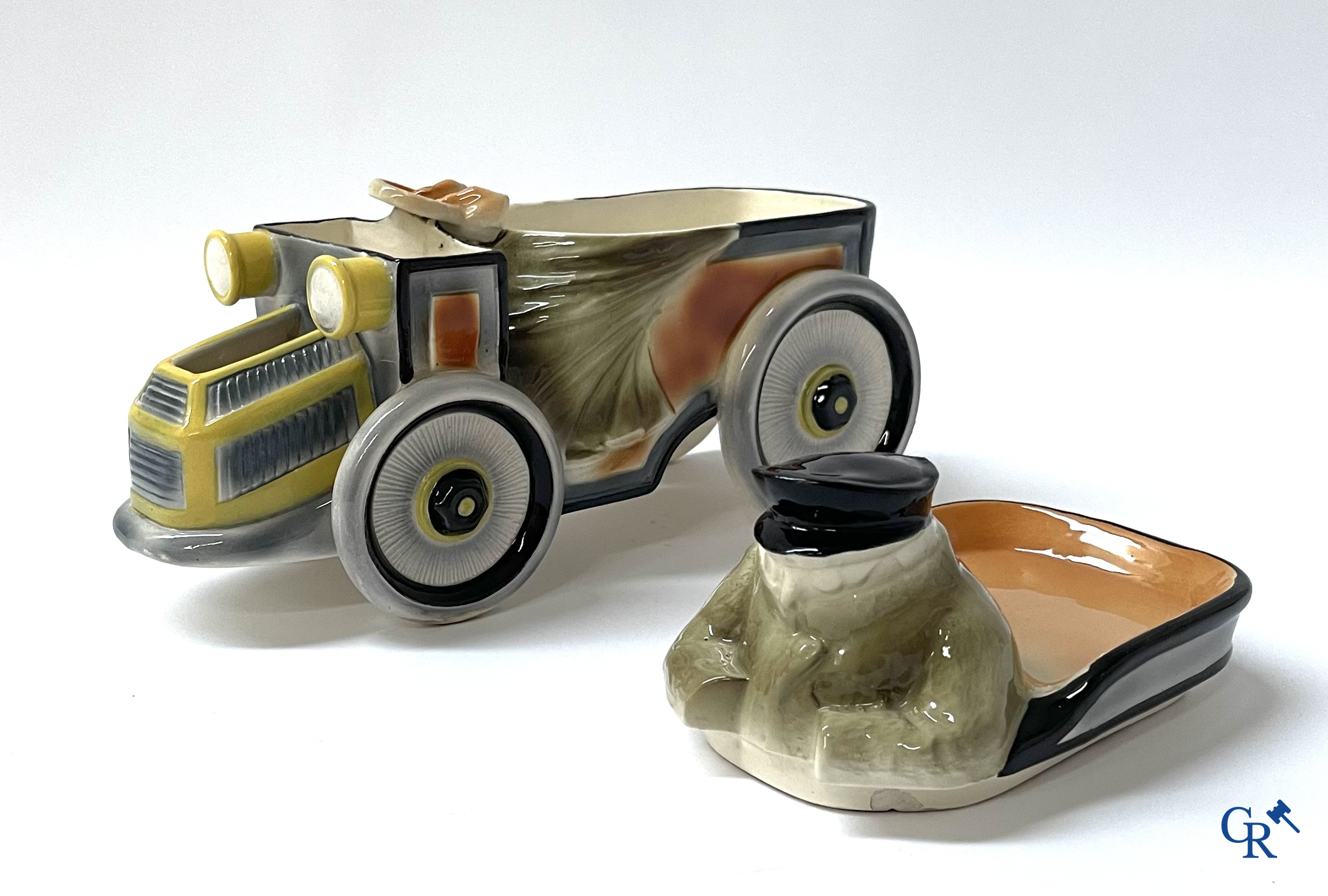 Faïencerie Fives Lille. L'Automobiliste, een grote tabakspot in de vorm van een automobilist. Circa 1910.